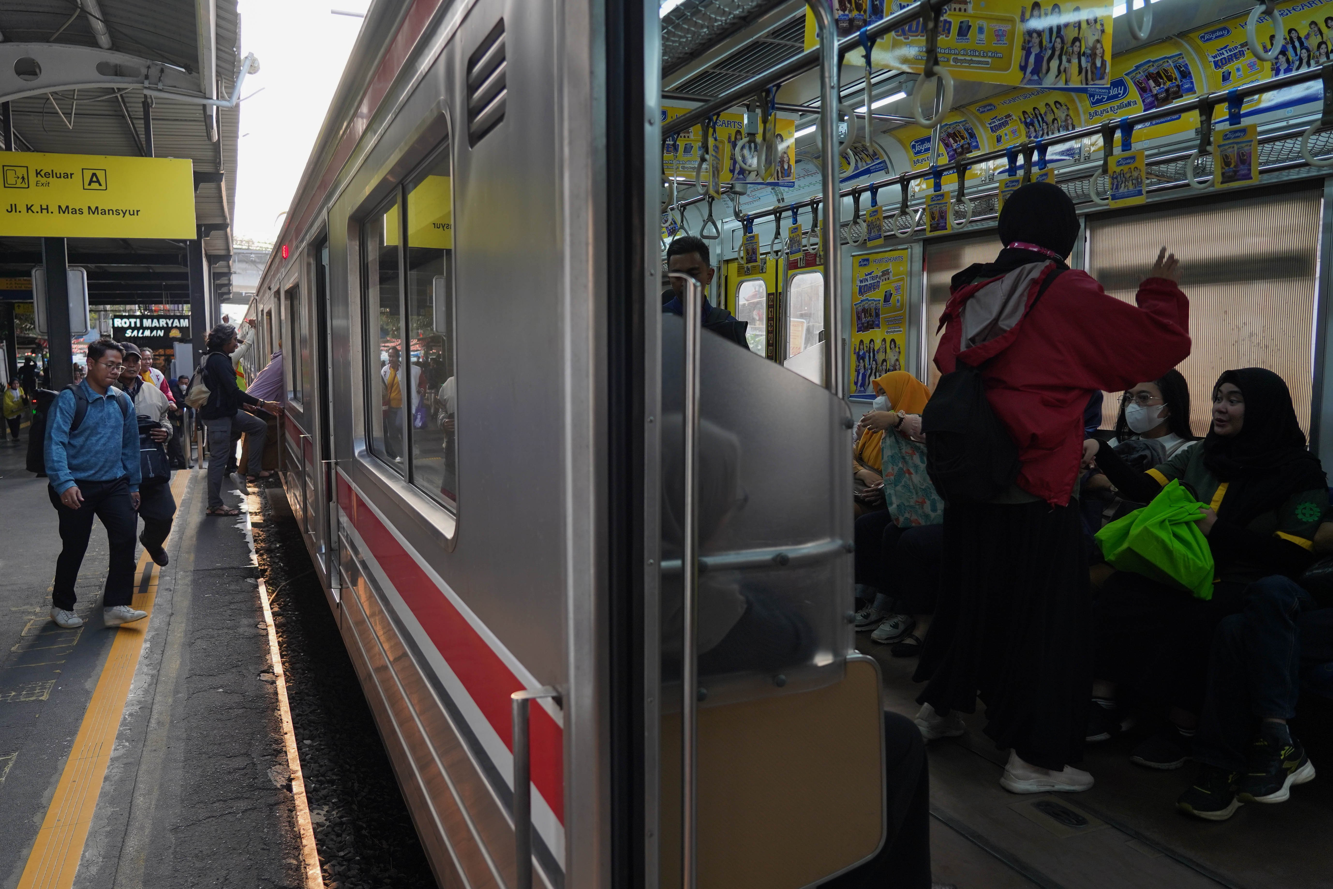 Penumpang menaiki KRL di Stasiun Karet, Jakarta, Senin (31/8/2026). PT Kereta Api Indonesia (KAI) mengalihkan operasional naik dan turunnya penumpang Commuter Line Jabodetabek di Stasiun Karet ke Stasiun BNI City mulai 1 September 2026 seiring dengan proses pengerjaan integrasi kedua stasiun tersebut.