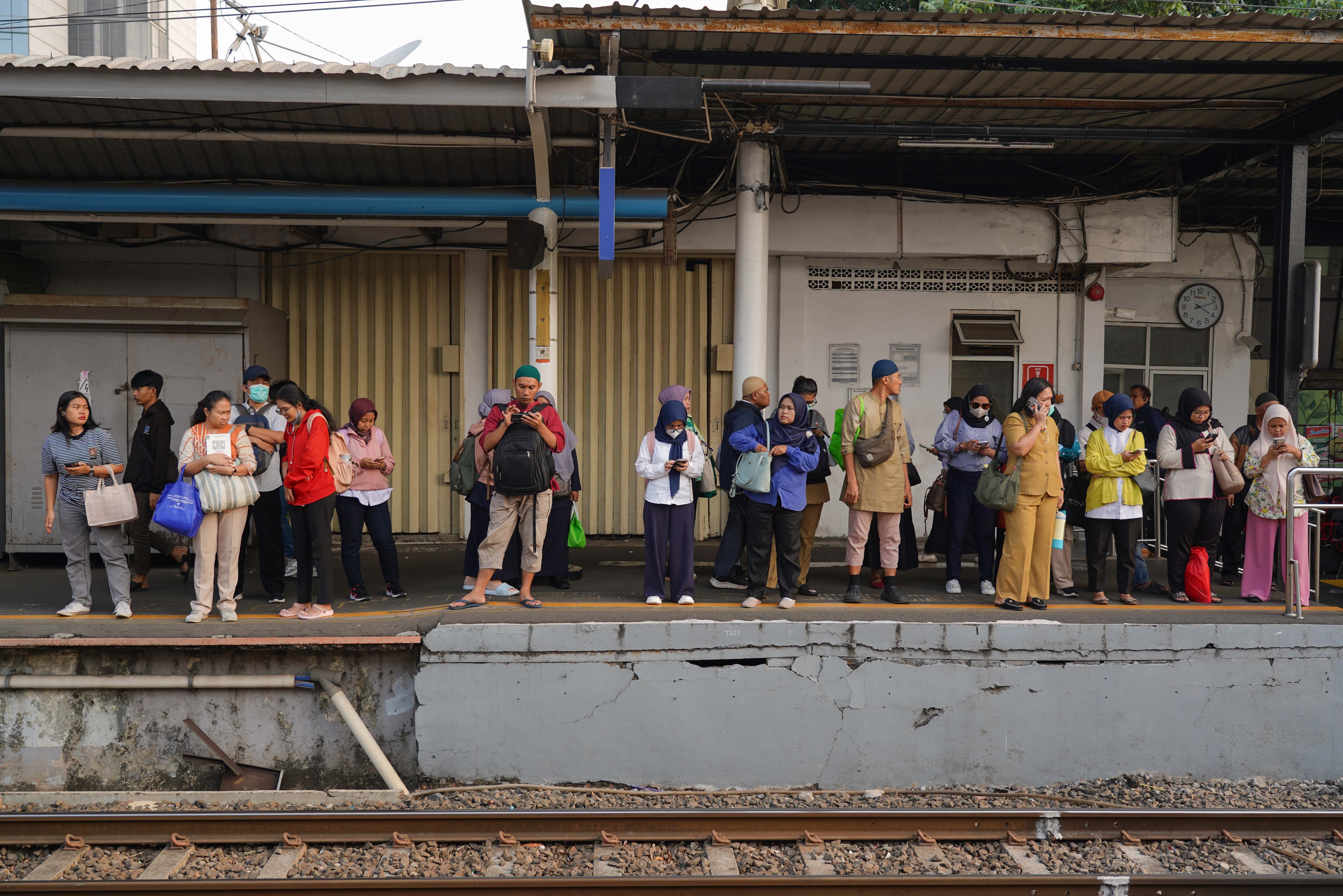 Penumpang menunggu datangnya KRL di Stasiun Karet, Jakarta, Senin (31/8/2026). PT Kereta Api Indonesia (KAI) mengalihkan operasional naik dan turunnya penumpang Commuter Line Jabodetabek di Stasiun Karet ke Stasiun BNI City mulai 1 September 2026 seiring dengan proses pengerjaan integrasi kedua stasiun tersebut.