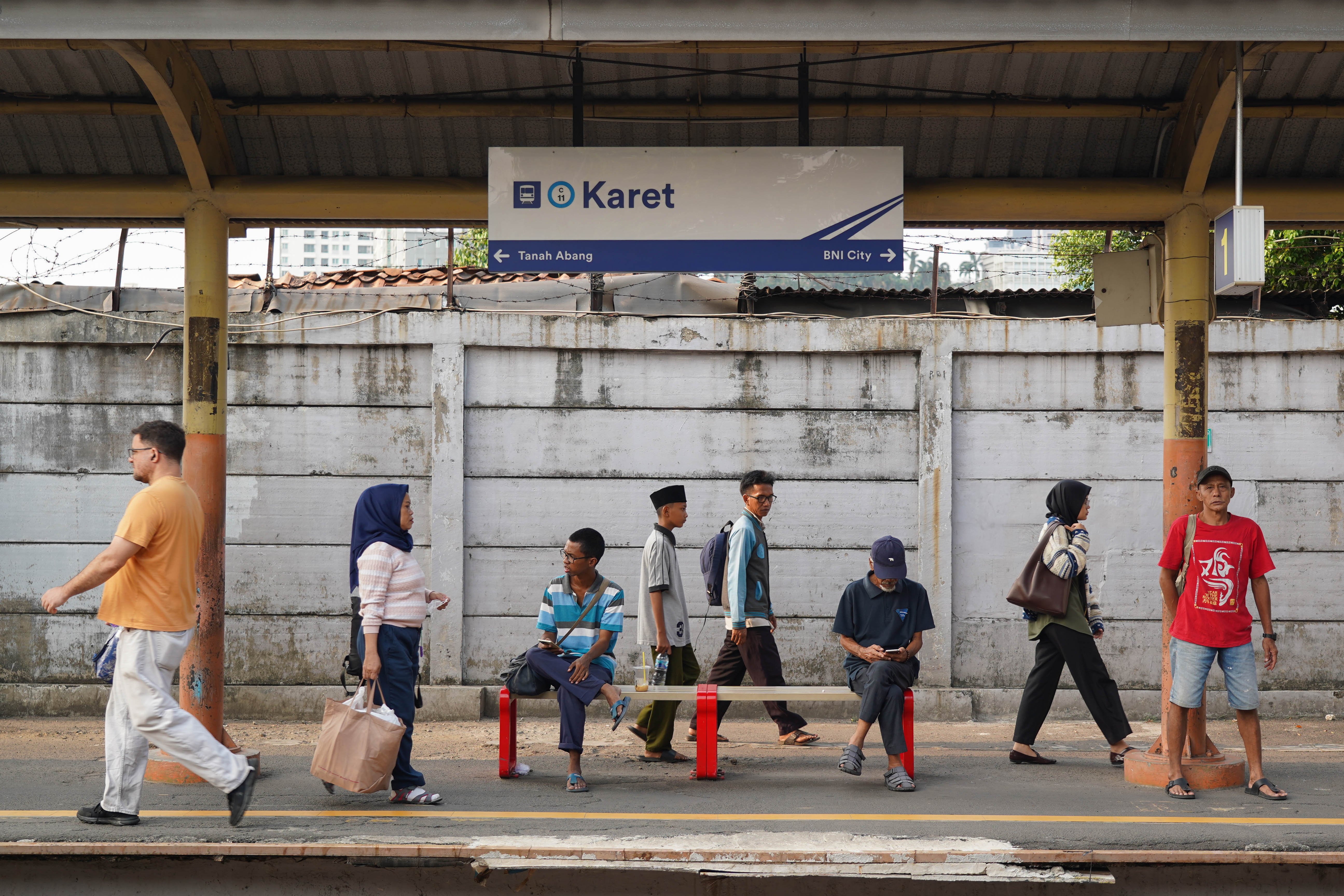 Penumpang menunggu datangnya KRL di Stasiun Karet, Jakarta, Senin (31/8/2026). PT Kereta Api Indonesia (KAI) mengalihkan operasional naik dan turunnya penumpang Commuter Line Jabodetabek di Stasiun Karet ke Stasiun BNI City mulai 1 September 2026 seiring dengan proses pengerjaan integrasi kedua stasiun tersebut.