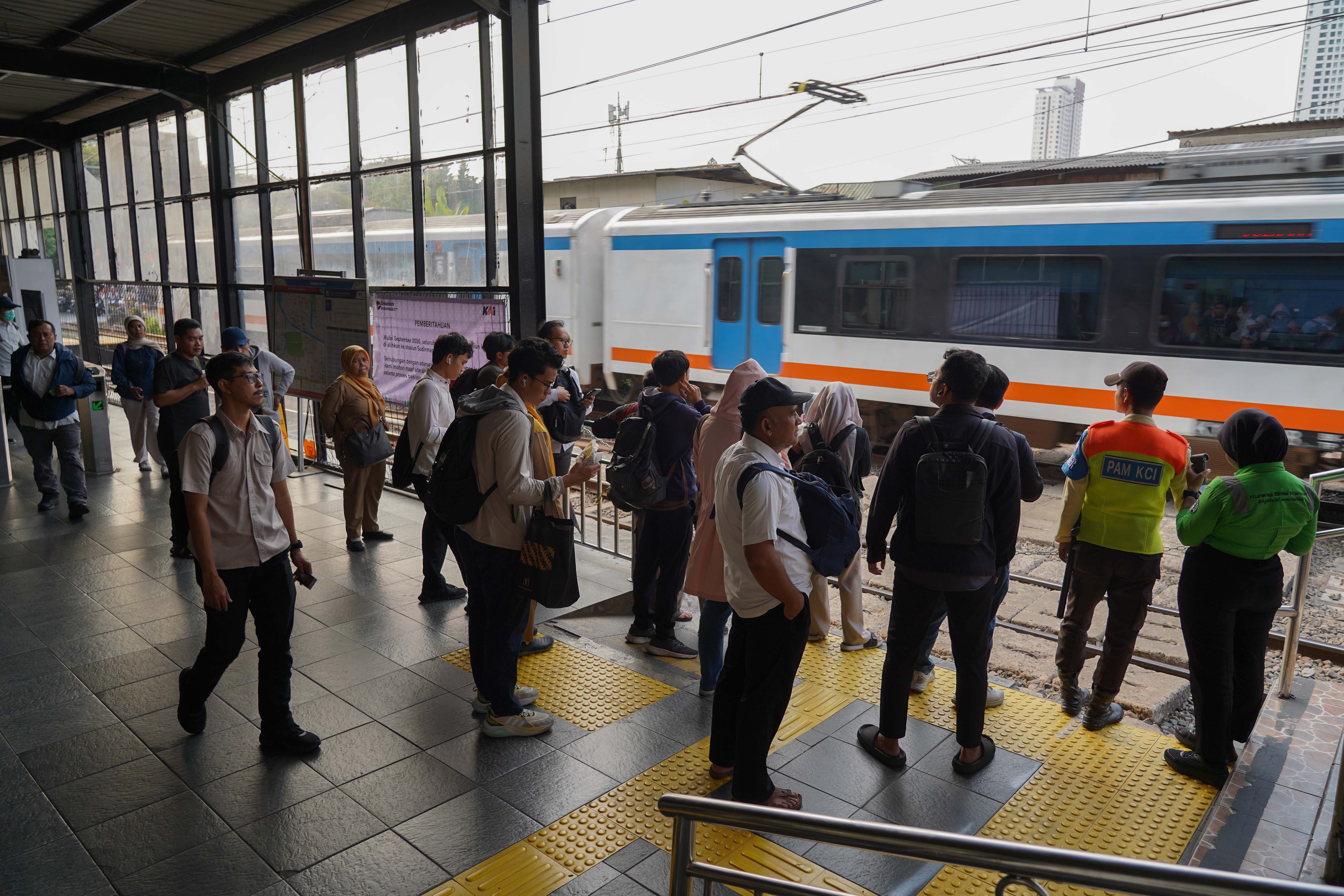 Penumpang berjalan menuju peron untuk menaiki KRL di Stasiun Karet, Jakarta, Senin (31/8/2026). PT Kereta Api Indonesia (KAI) mengalihkan operasional naik dan turunnya penumpang Commuter Line Jabodetabek di Stasiun Karet ke Stasiun BNI City mulai 1 September 2026 seiring dengan proses pengerjaan integrasi kedua stasiun tersebut.