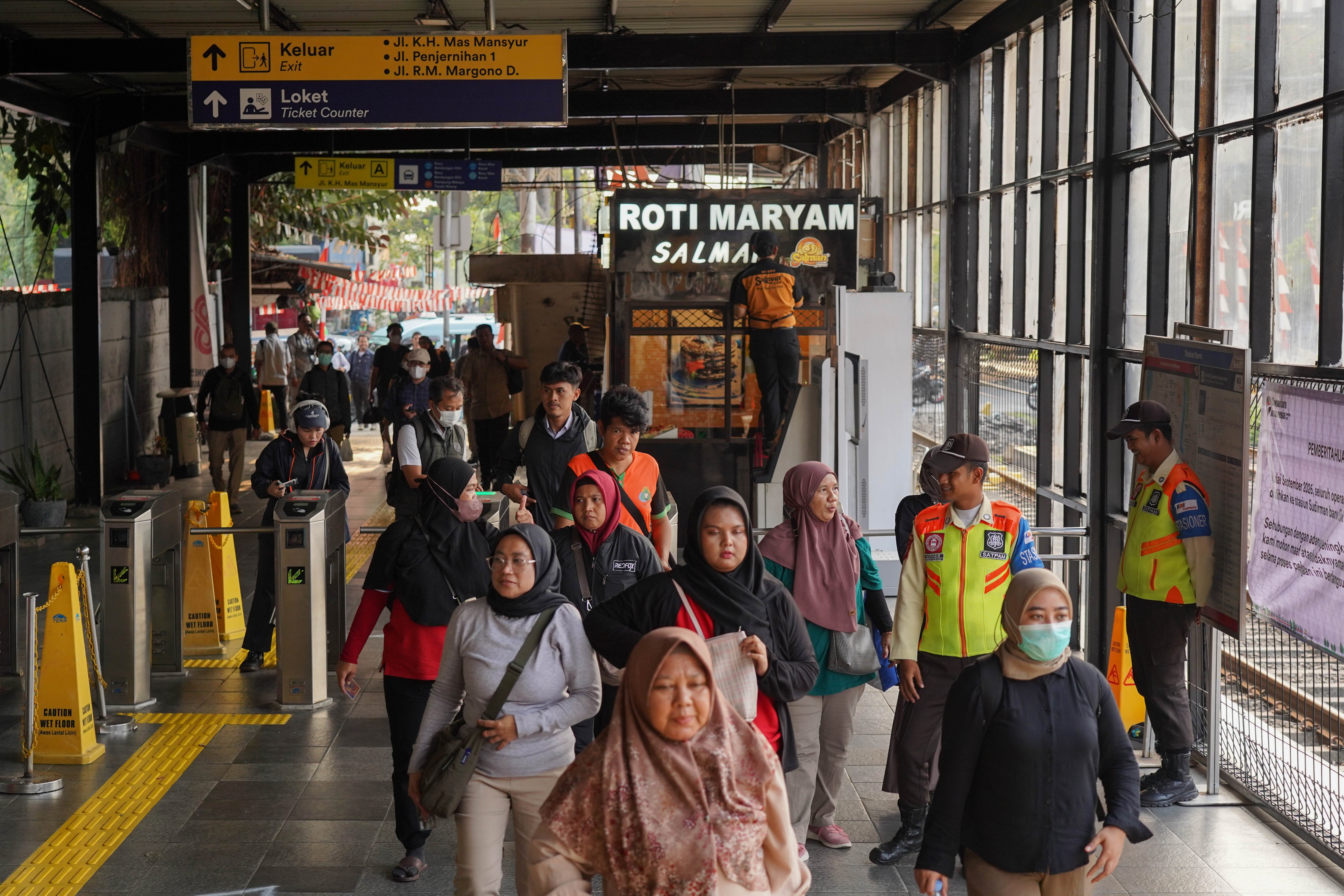 Penumpang berjalan menuju peron untuk menaiki KRL di Stasiun Karet, Jakarta, Senin (31/8/2026). PT Kereta Api Indonesia (KAI) mengalihkan operasional naik dan turunnya penumpang Commuter Line Jabodetabek di Stasiun Karet ke Stasiun BNI City mulai 1 September 2026 seiring dengan proses pengerjaan integrasi kedua stasiun tersebut.
