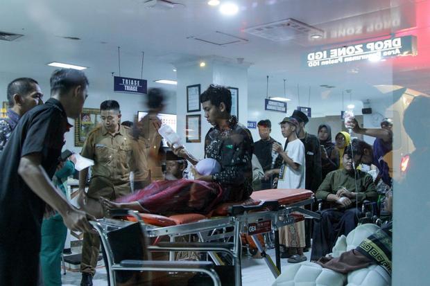 Sejumlah santri Pondok Pesantren Manbaul Hikam yang diduga mengalami keracunan makanan mendapatkan perawatan di RSUD R.T. Notopuro Sidoarjo, Jawa Timur, Selasa (1/9/2026). Bupati Sidoarjo Subandi memastikan seluruh santri dan santriwati tersebut telah tertangani dan pihaknya bergerak cepat dalam menangani kejadian itu serta mengimbau para orang tua santri agar tidak panik.