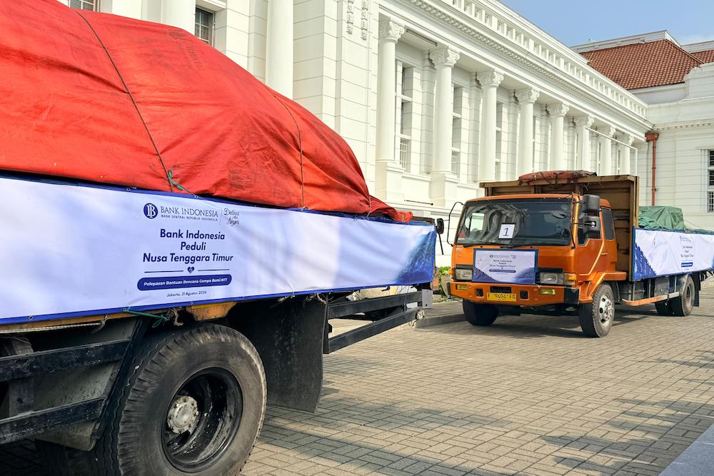 Truk membawa bantuan Bank Indonesia untuk korban gempa NTT
