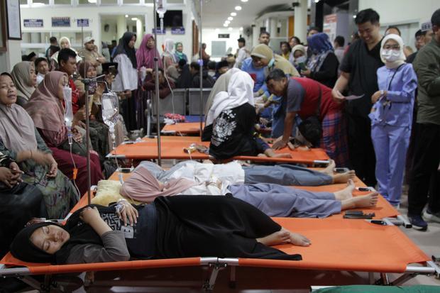 Sejumlah santri Pondok Pesantren Manbaul Hikam yang diduga mengalami keracunan makanan mendapatkan perawatan di RSUD R.T. Notopuro Sidoarjo, Jawa Timur, Rabu (2/9/2026) dini hari. Pemerintah Provinsi Jawa Timur menegaskan saat ini pasien tertangani dengan baik oleh rumah sakit dan tenaga medis serta memastikan seluruh korban terdampak kejadian tersebut, baik di rumah sakit milik pemerintah maupun swasta, ditanggung sepenuhnya oleh pemerintah daerah.