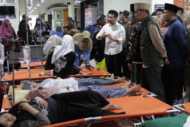 Wakil Gubernur Jawa Timur Emil Elestianto Dardak (ketiga kanan) menjenguk santri Pondok Pesantren Manbaul Hikam yang diduga mengalami keracunan makanan sedang menjalani perawatan di RSUD R.T. Notopuro Sidoarjo, Jawa Timur, Rabu (2/9/2026) dini hari. Pemerintah Provinsi Jawa Timur menegaskan saat ini pasien tertangani dengan baik oleh rumah sakit dan tenaga medis serta memastikan seluruh korban terdampak kejadian tersebut, baik di rumah sakit milik pemerintah maupun swasta, ditanggung sepenuhnya oleh pemerin