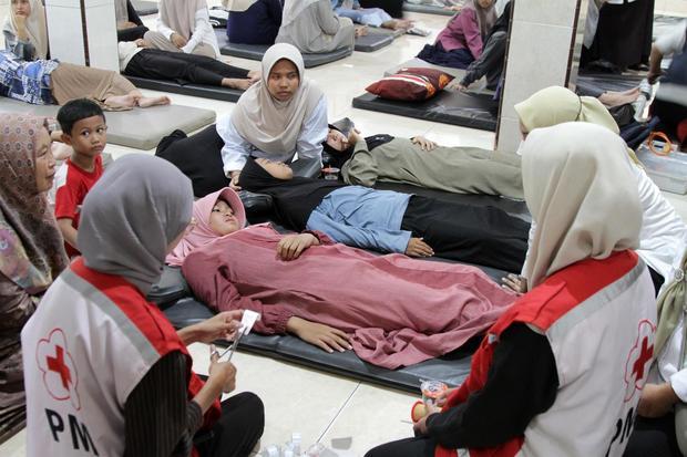 Santri yang diduga mengalami keracunan makanan mendapatkan perawatan medis di Pondok Pesantren Manbaul Hikam, Tanggulangin, Sidoarjo, Jawa Timur, Rabu (2/9/2026). Pemerintah Provinsi Jawa Timur menegaskan saat ini seluruh pihak terkait fokus memastikan seluruh korban mendapatkan penanganan dengan baik oleh rumah sakit dan tenaga medis.