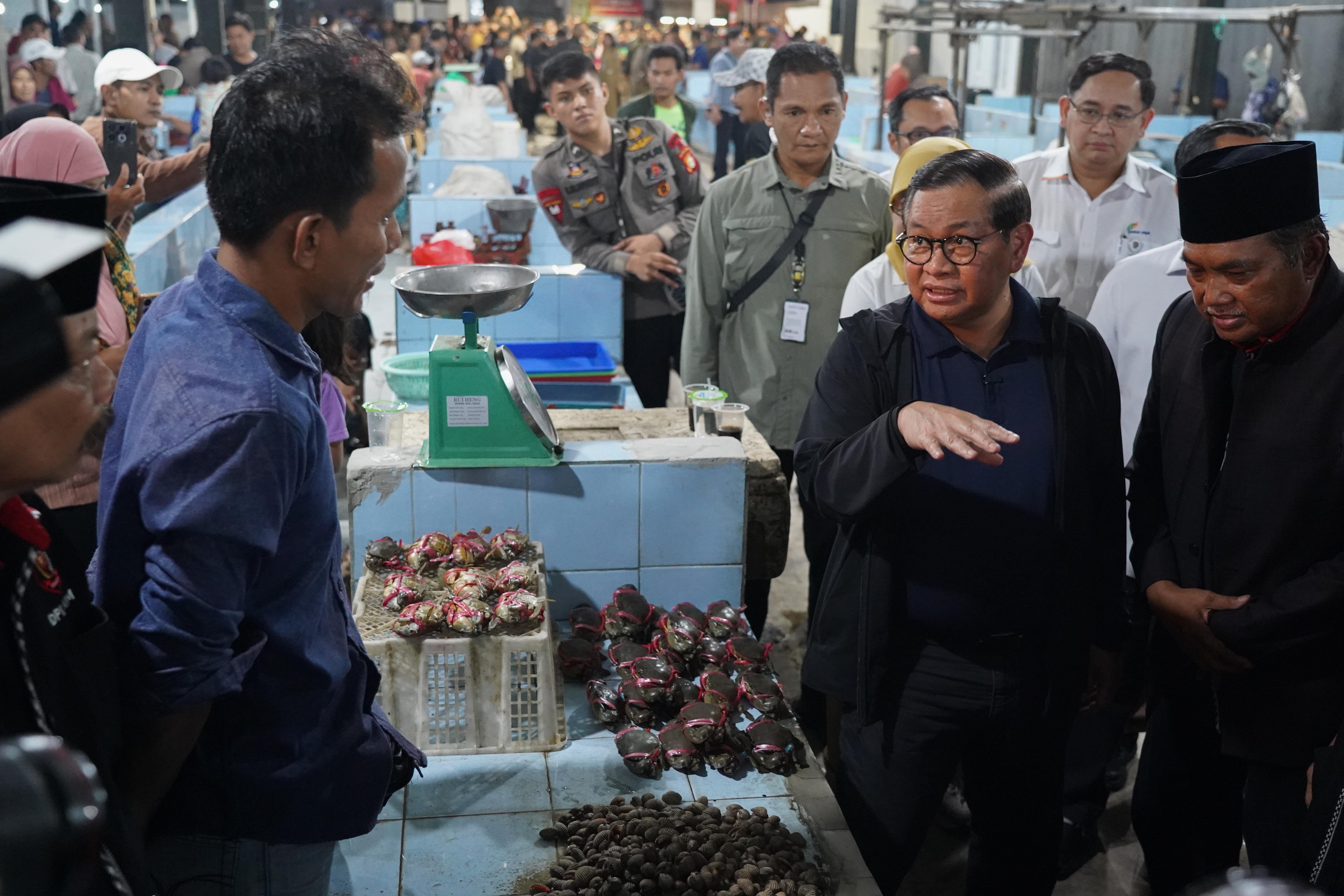 Gubernur Jakarta Pramono Anung (kedua kanan) berdialog dengan pedagang ikan yang direlokasi ke Lokasi Binaan (Lokbin) Pasar Ikan, Kramat Jati, Jakarta Timur, Selasa (1/9/2026). Pemprov DKI Jakarta merelokasi 614 pedagang yang berjualan di area jalan sekitar Pasar Kramat Jati ke lokasi binaan yang berada di samping Mal Lippo Plaza guna menata kawasan tersebut agar menjadi lebih rapi dan mengembalikan fungsi jalan serta trotoar untuk pejalan kaki.