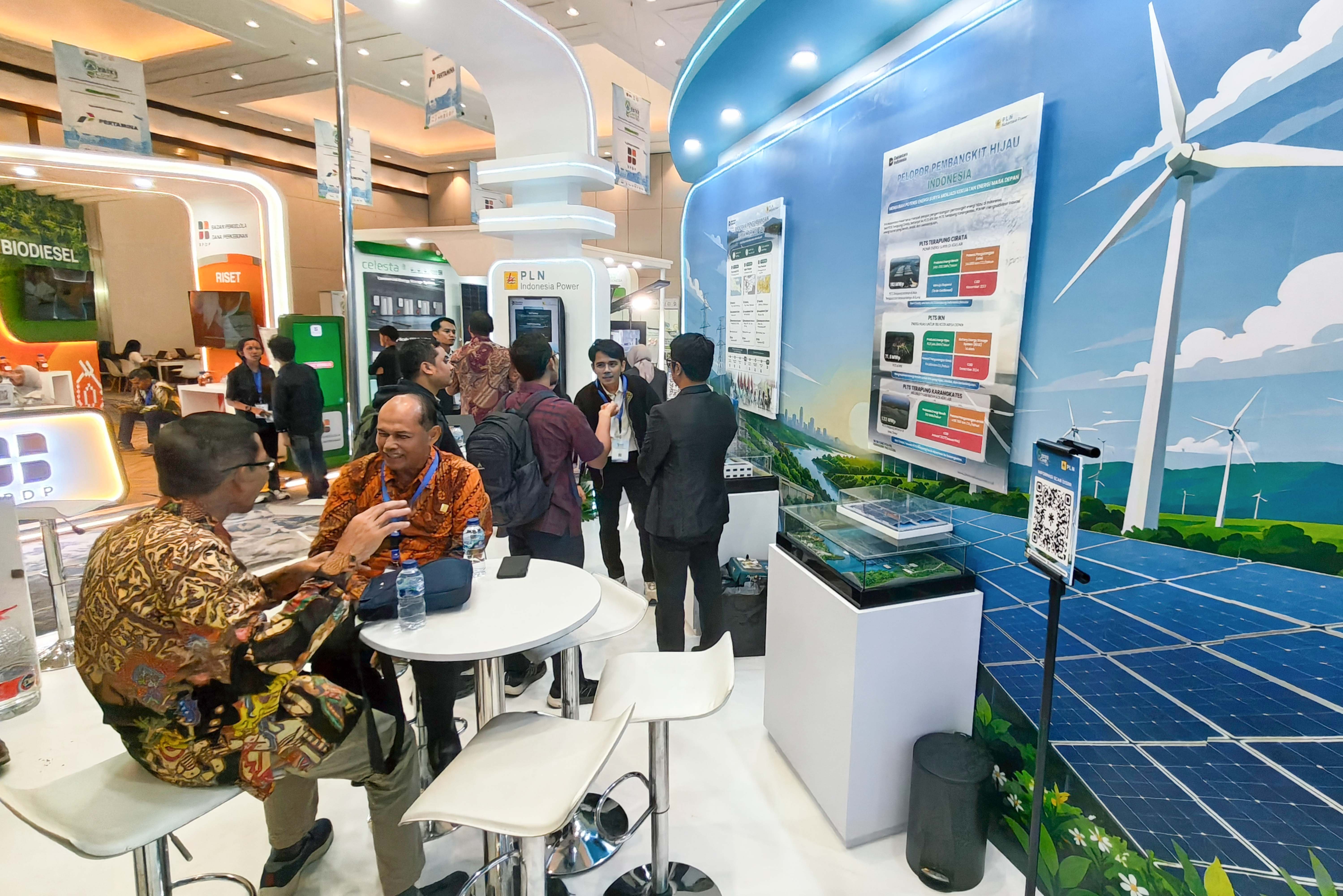 Petugas menjelaskan layanan di sektor energi yang ditawarkan perusahaan kepada pengunjung pada The 12th IndoEBTKE ConEx 2026 di Jiexpo Kemayoran, Jakarta, Rabu (2/9/2026). Mengusung tema Turning Ambition into Action: Accelerating Clean Energy Transition in Indonesia and ASEAN, pameran ini menampilkan berbagai teknologi, peralatan hingga layanan energi terbarukan serta konservasi energi baru kelas dunia terbaik.