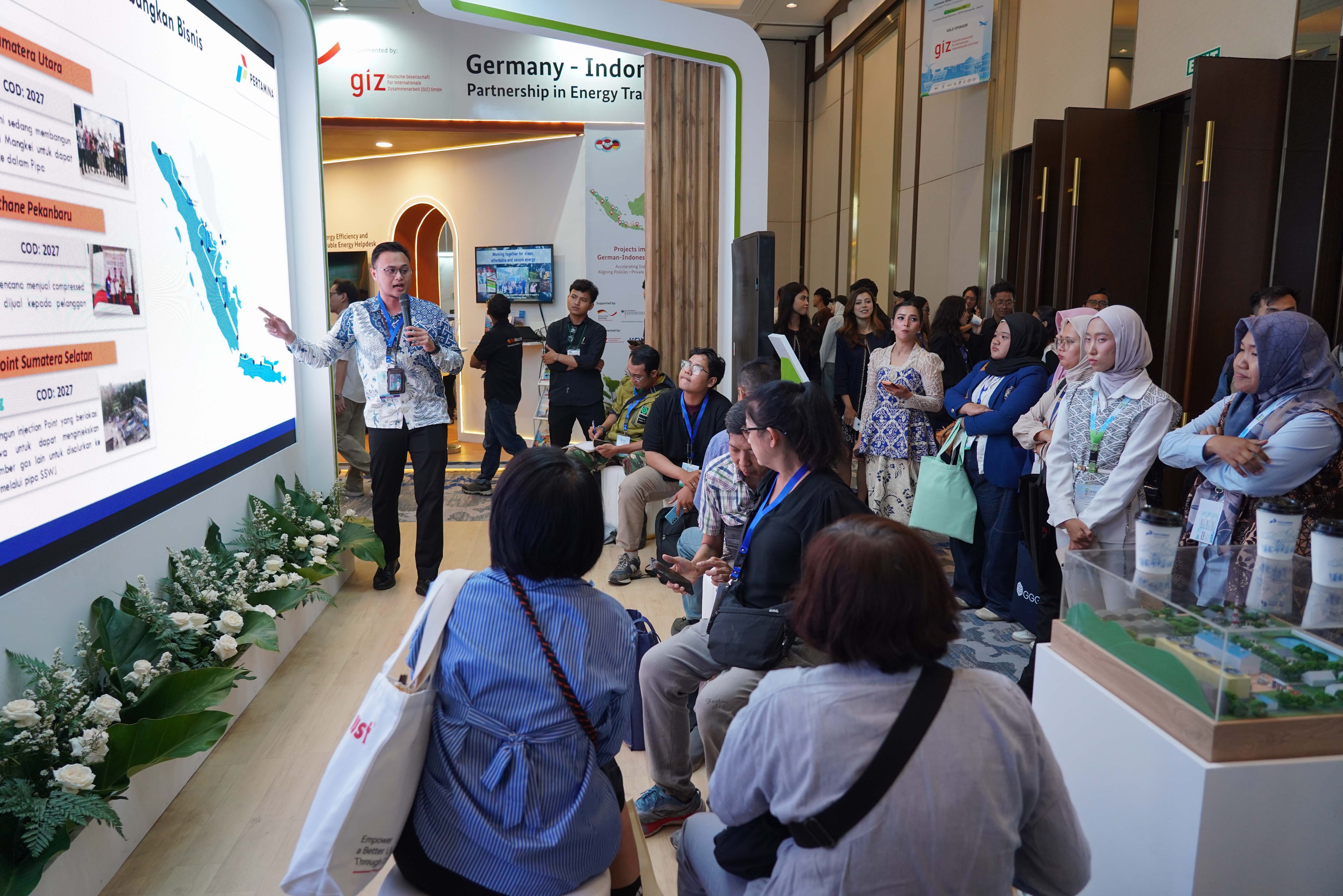 Petugas menjelaskan layanan di sektor energi yang ditawarkan perusahaan kepada pengunjung pada The 12th IndoEBTKE ConEx 2026 di Jiexpo Kemayoran, Jakarta, Rabu (2/9/2026). Mengusung tema Turning Ambition into Action: Accelerating Clean Energy Transition in Indonesia and ASEAN, pameran ini menampilkan berbagai teknologi, peralatan hingga layanan energi terbarukan serta konservasi energi baru kelas dunia terbaik.