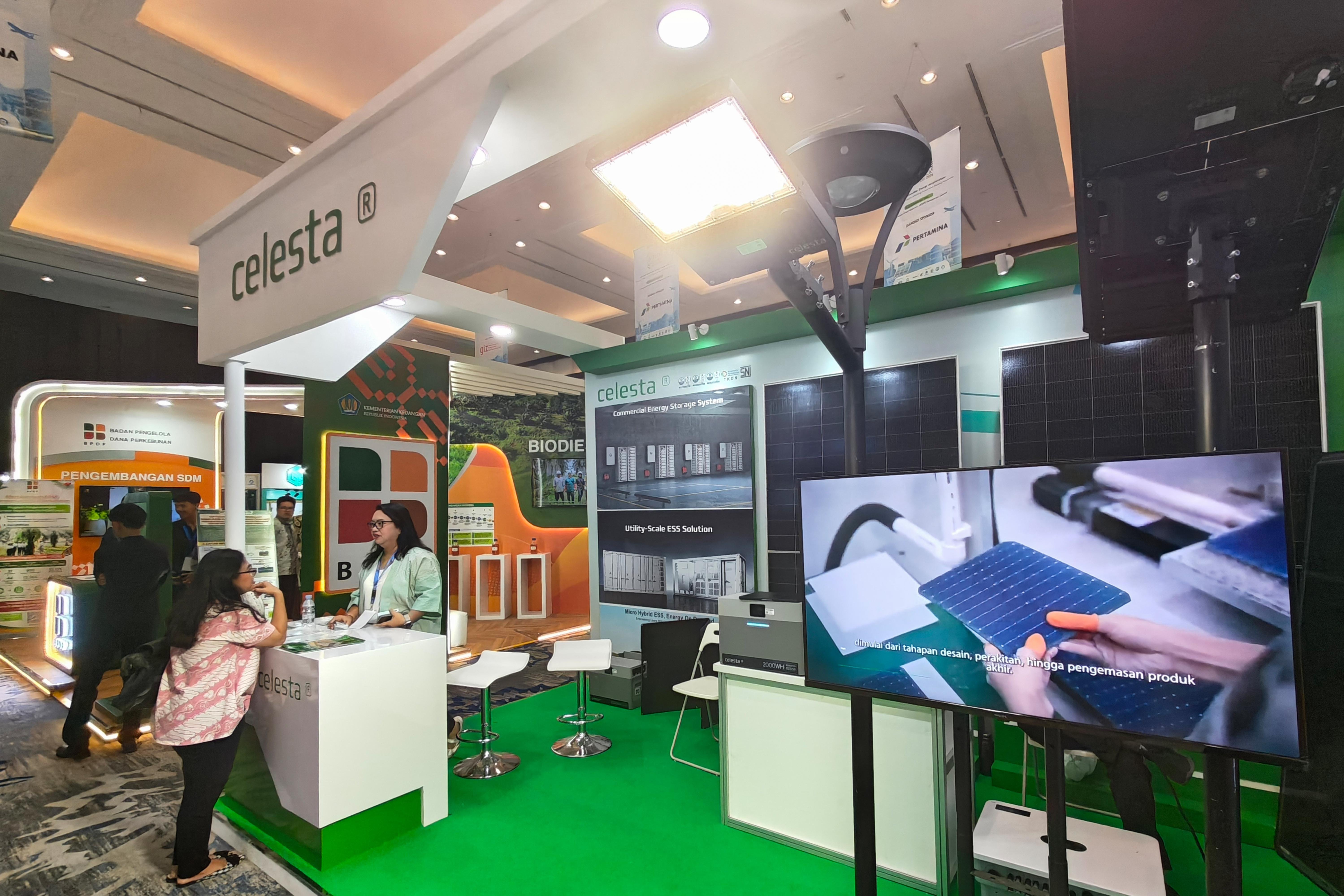 Petugas menjelaskan layanan di sektor energi yang ditawarkan perusahaan kepada pengunjung pada The 12th IndoEBTKE ConEx 2026 di Jiexpo Kemayoran, Jakarta, Rabu (2/9/2026). Mengusung tema Turning Ambition into Action: Accelerating Clean Energy Transition in Indonesia and ASEAN, pameran ini menampilkan berbagai teknologi, peralatan hingga layanan energi terbarukan serta konservasi energi baru kelas dunia terbaik.