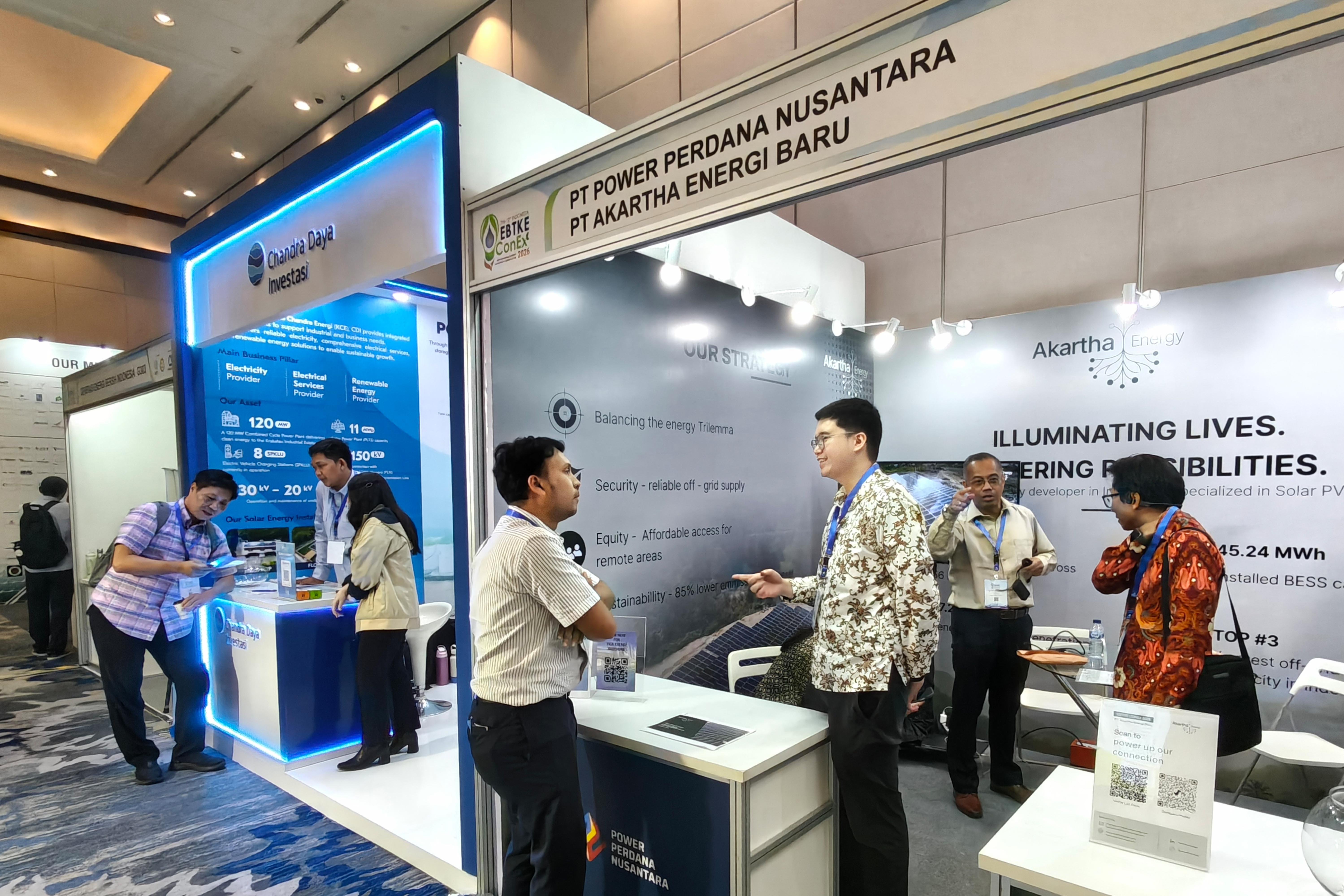 Petugas menjelaskan layanan di sektor energi yang ditawarkan perusahaan kepada pengunjung pada The 12th IndoEBTKE ConEx 2026 di Jiexpo Kemayoran, Jakarta, Rabu (2/9/2026). Mengusung tema Turning Ambition into Action: Accelerating Clean Energy Transition in Indonesia and ASEAN, pameran ini menampilkan berbagai teknologi, peralatan hingga layanan energi terbarukan serta konservasi energi baru kelas dunia terbaik.