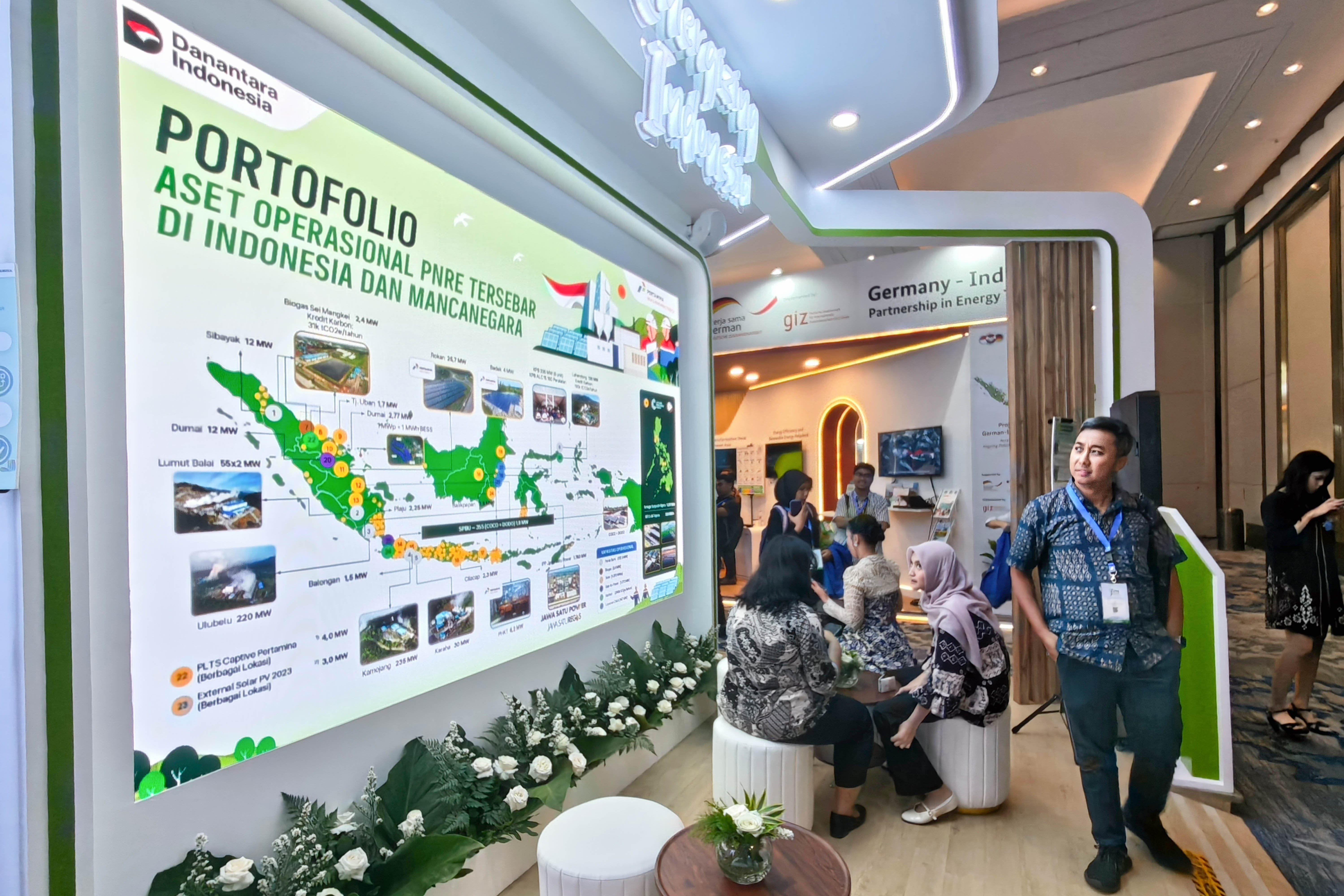 Pengunjung melihat informasi yang ditampilkan di salah satu stan pada The 12th IndoEBTKE ConEx 2026 di Jiexpo Kemayoran, Jakarta, Rabu (2/9/2026). Mengusung tema Turning Ambition into Action: Accelerating Clean Energy Transition in Indonesia and ASEAN, pameran ini menampilkan berbagai teknologi, peralatan hingga layanan energi terbarukan serta konservasi energi baru kelas dunia terbaik.