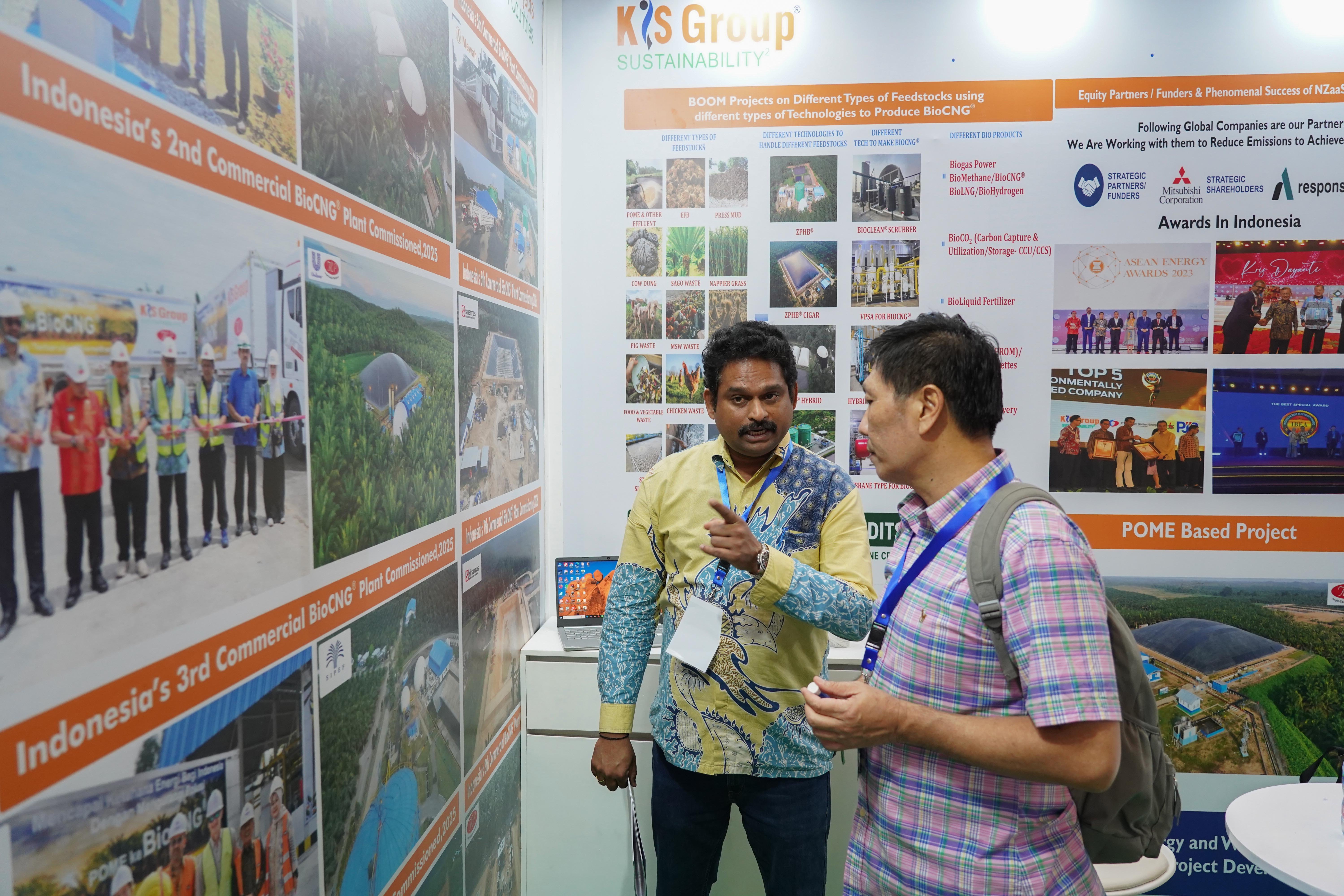 Petugas menjelaskan layanan di sektor energi yang ditawarkan perusahaan kepada pengunjung pada The 12th IndoEBTKE ConEx 2026 di Jiexpo Kemayoran, Jakarta, Rabu (2/9/2026). Mengusung tema Turning Ambition into Action: Accelerating Clean Energy Transition in Indonesia and ASEAN, pameran ini menampilkan berbagai teknologi, peralatan hingga layanan energi terbarukan serta konservasi energi baru kelas dunia terbaik.