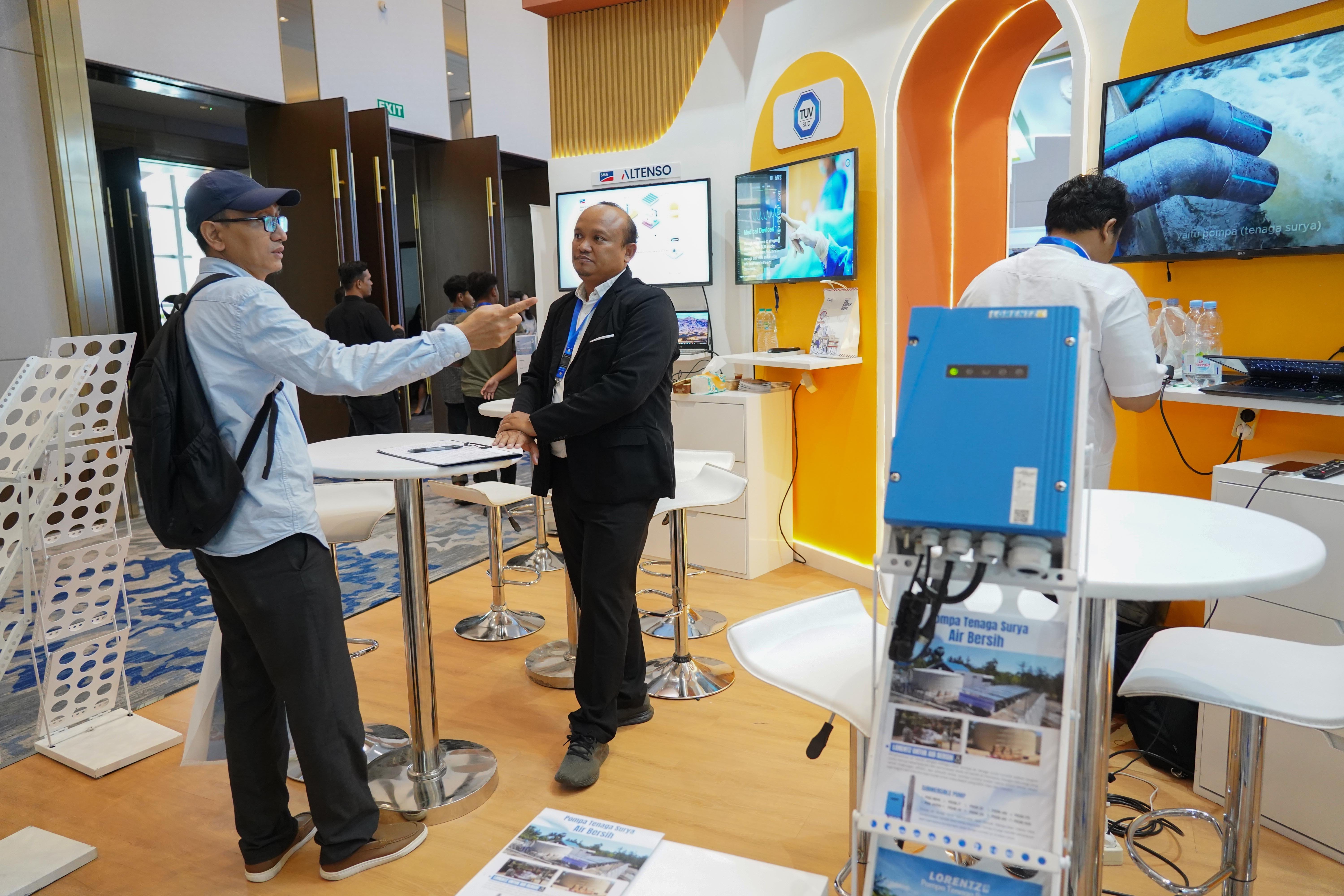 Petugas menjelaskan layanan di sektor energi yang ditawarkan perusahaan kepada pengunjung pada The 12th IndoEBTKE ConEx 2026 di Jiexpo Kemayoran, Jakarta, Rabu (2/9/2026). Mengusung tema Turning Ambition into Action: Accelerating Clean Energy Transition in Indonesia and ASEAN, pameran ini menampilkan berbagai teknologi, peralatan hingga layanan energi terbarukan serta konservasi energi baru kelas dunia terbaik.