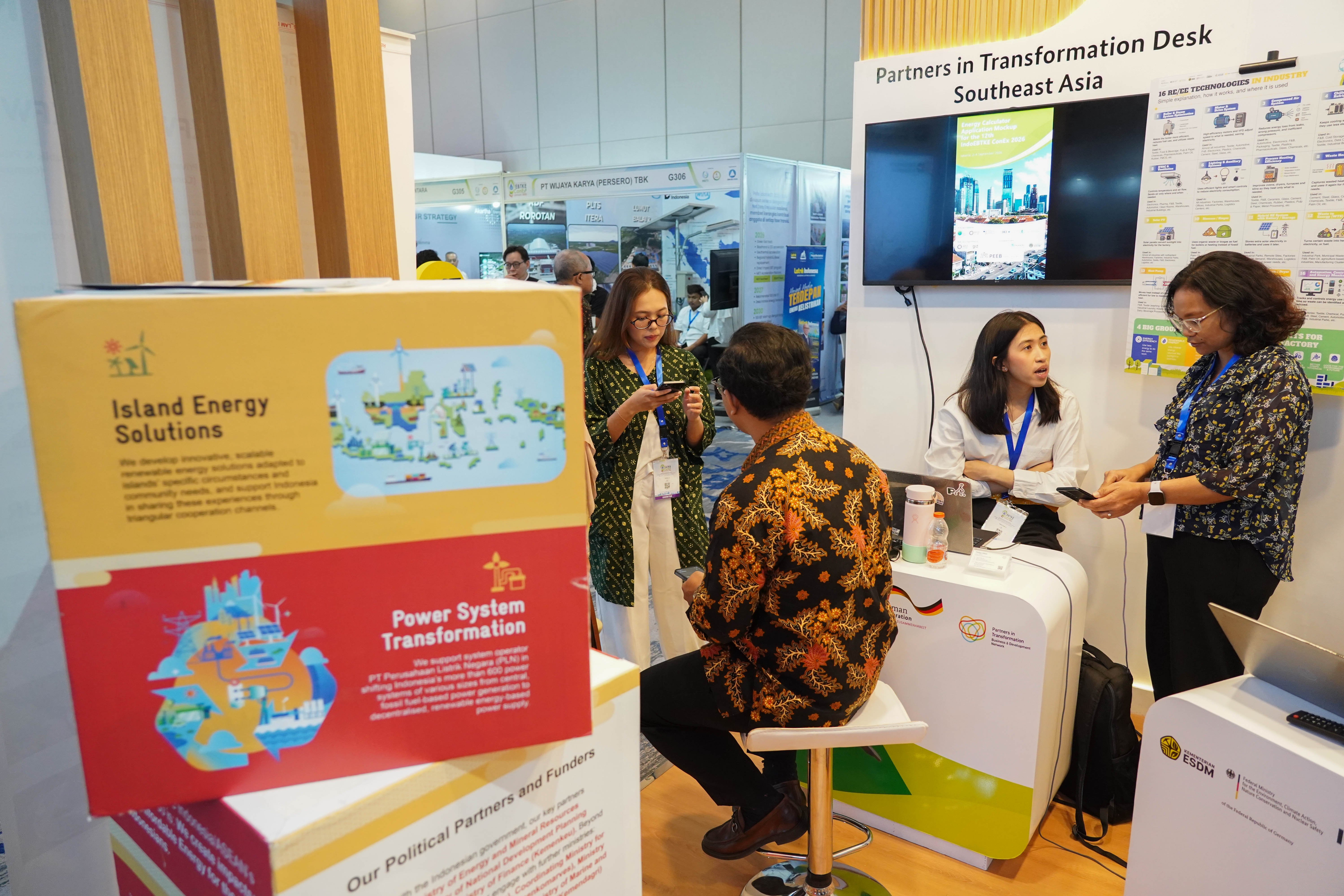 Petugas menjelaskan layanan di sektor energi yang ditawarkan perusahaan kepada pengunjung pada The 12th IndoEBTKE ConEx 2026 di Jiexpo Kemayoran, Jakarta, Rabu (2/9/2026). Mengusung tema Turning Ambition into Action: Accelerating Clean Energy Transition in Indonesia and ASEAN, pameran ini menampilkan berbagai teknologi, peralatan hingga layanan energi terbarukan serta konservasi energi baru kelas dunia terbaik.