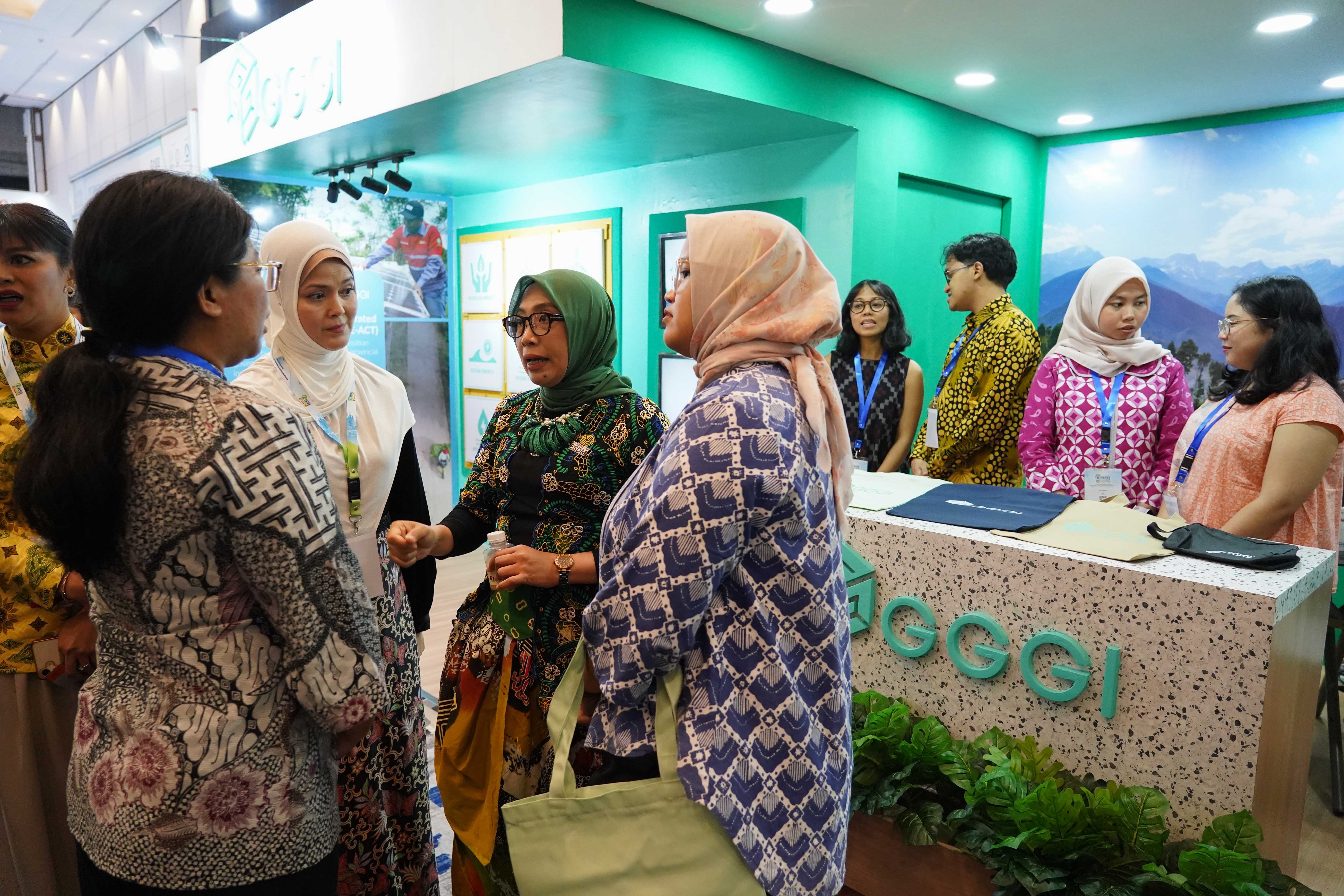 Pengunjung mengunjungi salah satu stan pada The 12th IndoEBTKE ConEx 2026 di Jiexpo Kemayoran, Jakarta, Rabu (2/9/2026). Mengusung tema Turning Ambition into Action: Accelerating Clean Energy Transition in Indonesia and ASEAN, pameran ini menampilkan berbagai teknologi, peralatan hingga layanan energi terbarukan serta konservasi energi baru kelas dunia terbaik.