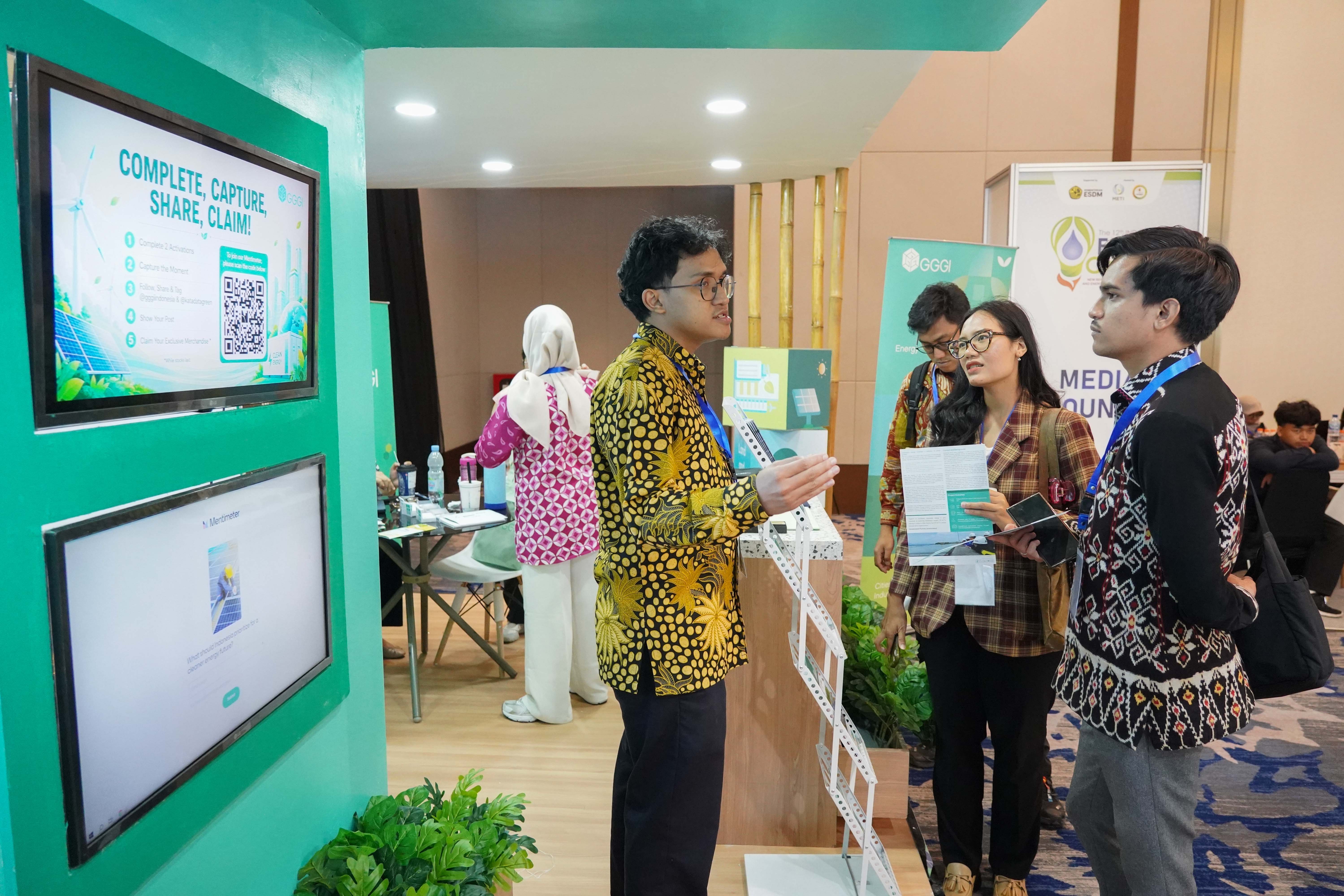 Petugas menjelaskan layanan di sektor energi yang ditawarkan perusahaan kepada pengunjung pada The 12th IndoEBTKE ConEx 2026 di Jiexpo Kemayoran, Jakarta, Rabu (2/9/2026). Mengusung tema Turning Ambition into Action: Accelerating Clean Energy Transition in Indonesia and ASEAN, pameran ini menampilkan berbagai teknologi, peralatan hingga layanan energi terbarukan serta konservasi energi baru kelas dunia terbaik.
