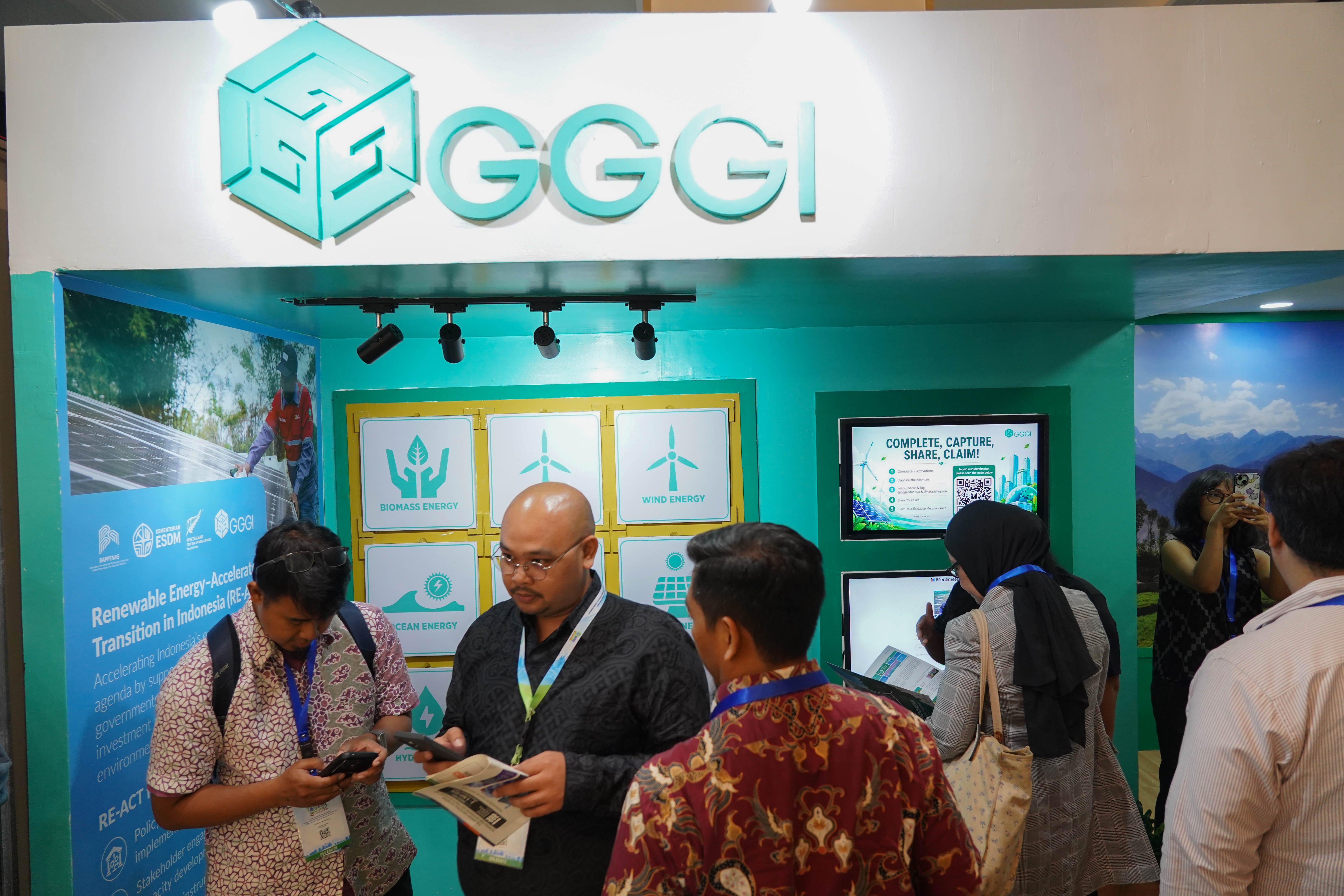 Pengunjung mengunjungi salah satu stan pada The 12th IndoEBTKE ConEx 2026 di Jiexpo Kemayoran, Jakarta, Rabu (2/9/2026). Mengusung tema Turning Ambition into Action: Accelerating Clean Energy Transition in Indonesia and ASEAN, pameran ini menampilkan berbagai teknologi, peralatan hingga layanan energi terbarukan serta konservasi energi baru kelas dunia terbaik.