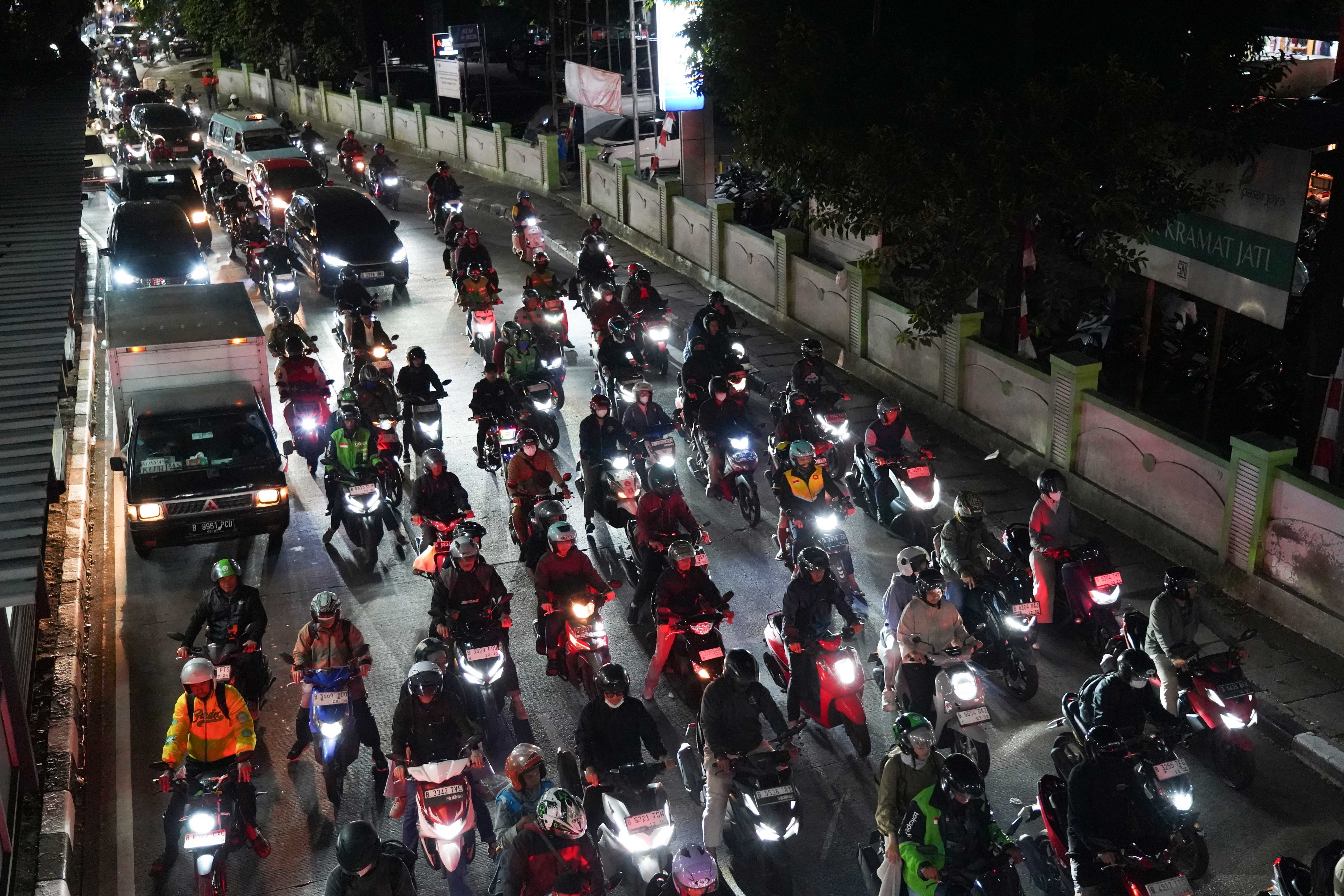 Kendaraan melintas di Jalan Raya Bogor depan Pasar Kramat Jati setelah pedagang ikan direlokasi di Jakarta Timur, Selasa (1/9/2026). Pemprov DKI Jakarta merelokasi 614 pedagang yang berjualan di area jalan sekitar Pasar Kramat Jati ke lokasi binaan yang berada di samping Mal Lippo Plaza guna menata kawasan tersebut agar menjadi lebih rapi dan mengembalikan fungsi jalan serta trotoar untuk pejalan kaki.