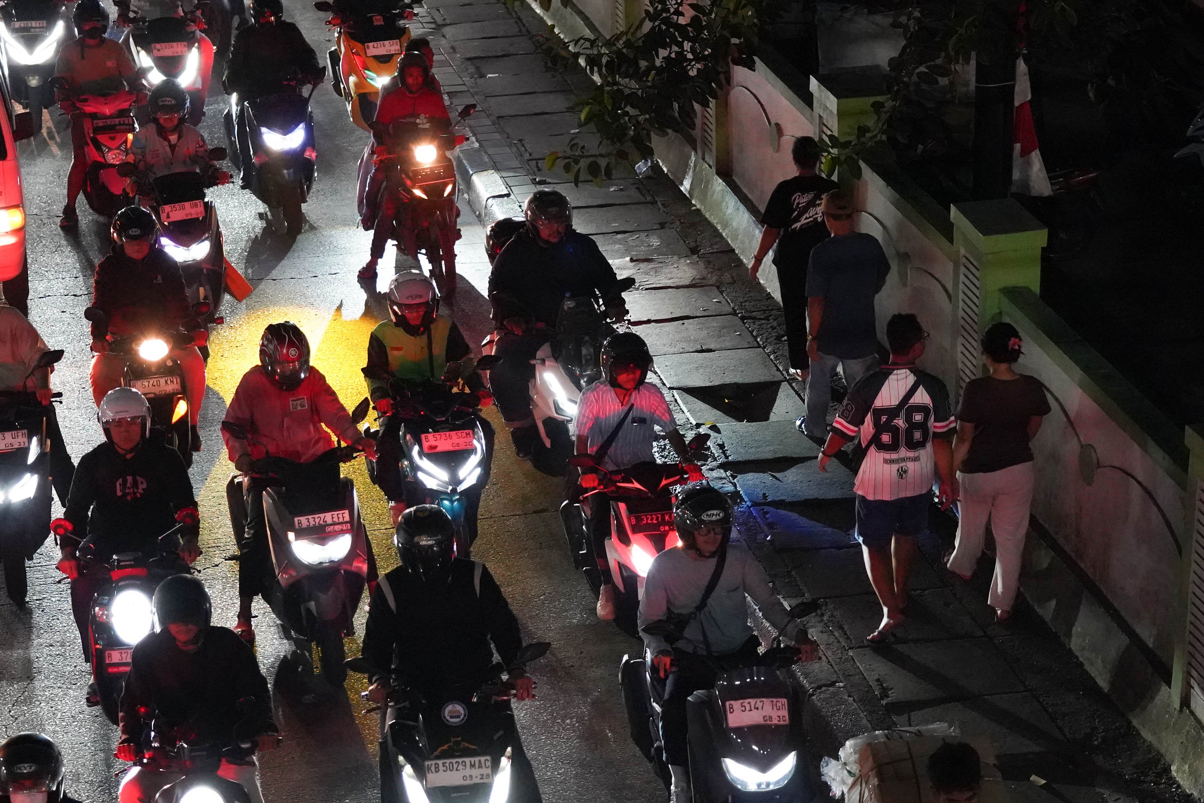 Warga berjalan di trotoar yang sebelumnya digunakan pedagang untuk berjualan di Jalan Raya Bogor, Kramat Jati, Jakarta Timur, Selasa (1/9/2026). Pemprov DKI Jakarta merelokasi 614 pedagang yang berjualan di area jalan sekitar Pasar Kramat Jati ke lokasi binaan yang berada di samping Mal Lippo Plaza guna menata kawasan tersebut agar menjadi lebih rapi dan mengembalikan fungsi jalan serta trotoar untuk pejalan kaki.