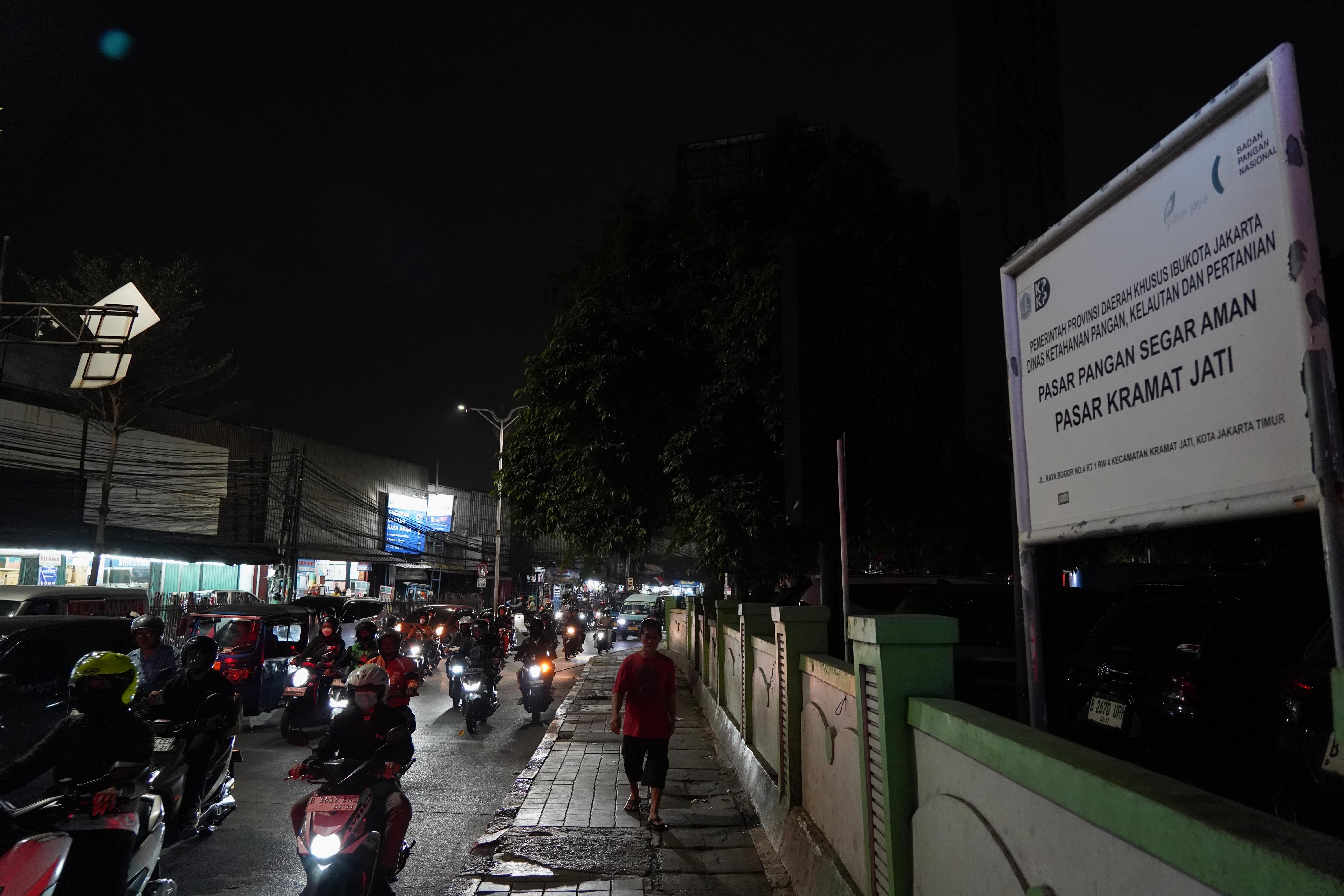 Warga berjalan di trotoar yang sebelumnya digunakan pedagang untuk berjualan di Jalan Raya Bogor, Kramat Jati, Jakarta Timur, Selasa (1/9/2026). Pemprov DKI Jakarta merelokasi 614 pedagang yang berjualan di area jalan sekitar Pasar Kramat Jati ke lokasi binaan yang berada di samping Mal Lippo Plaza guna menata kawasan tersebut agar menjadi lebih rapi dan mengembalikan fungsi jalan serta trotoar untuk pejalan kaki.
