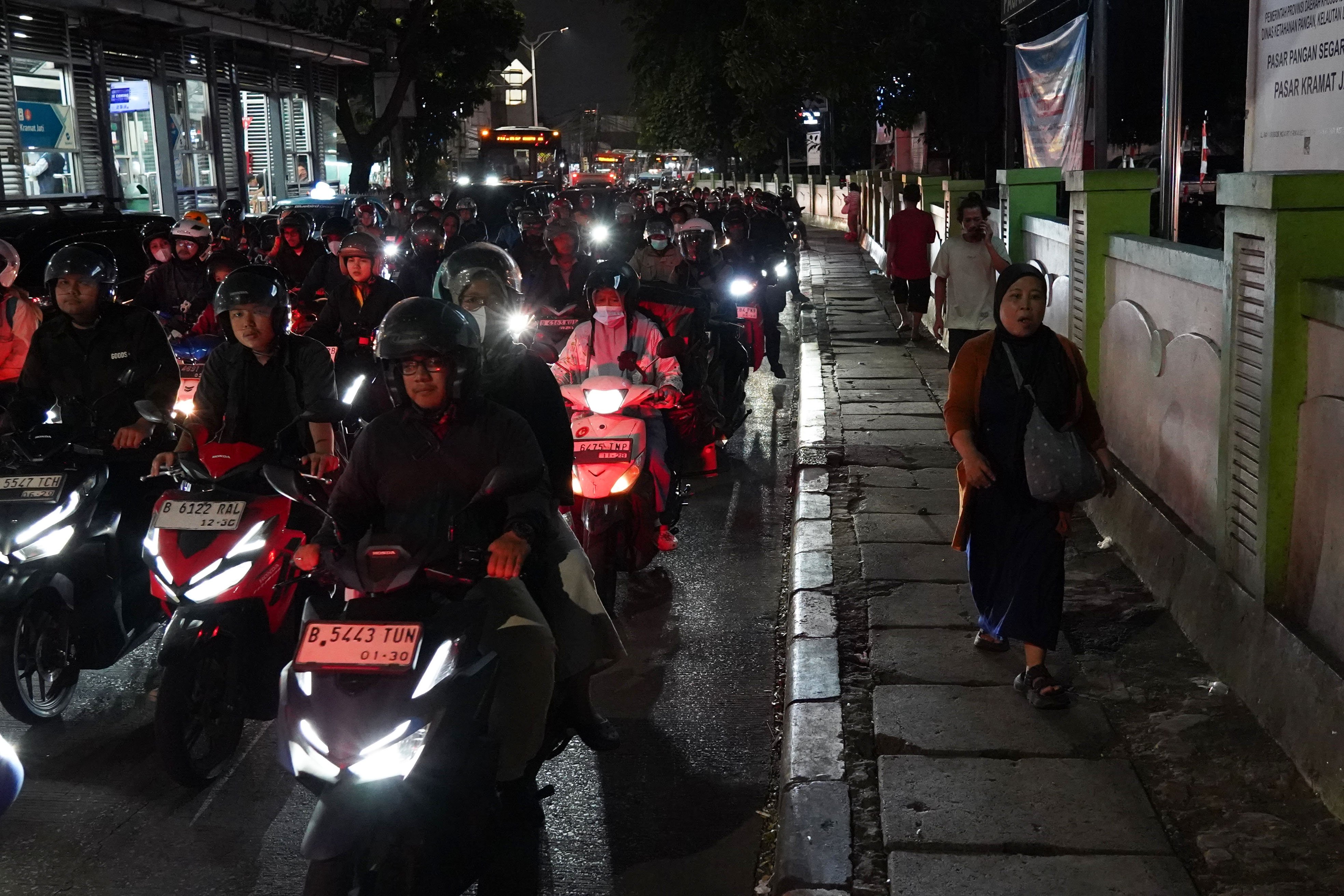 Warga berjalan di trotoar yang sebelumnya digunakan pedagang untuk berjualan di Jalan Raya Bogor, Kramat Jati, Jakarta Timur, Selasa (1/9/2026). Pemprov DKI Jakarta merelokasi 614 pedagang yang berjualan di area jalan sekitar Pasar Kramat Jati ke lokasi binaan yang berada di samping Mal Lippo Plaza guna menata kawasan tersebut agar menjadi lebih rapi dan mengembalikan fungsi jalan serta trotoar untuk pejalan kaki.