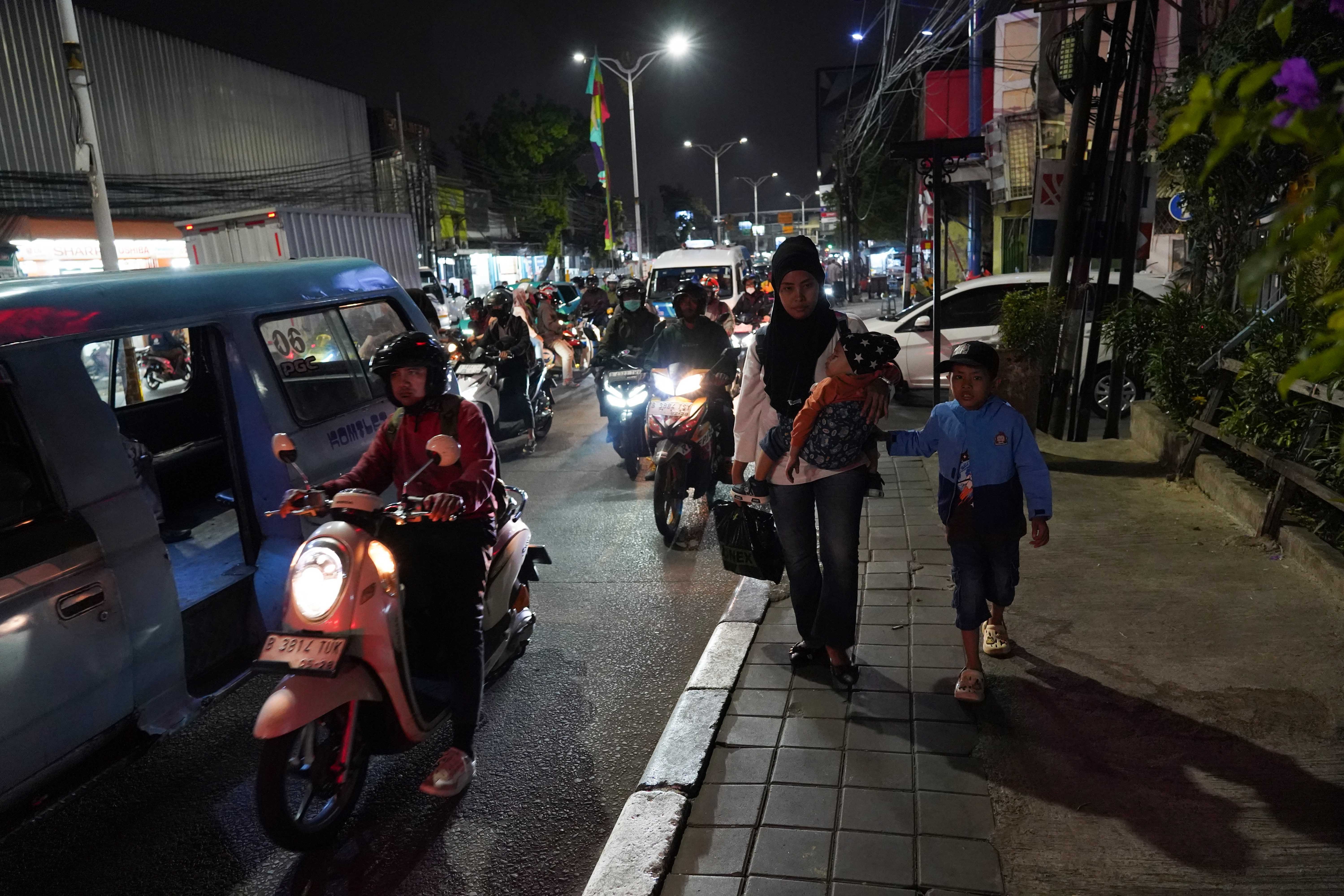 Warga berjalan di trotoar yang sebelumnya digunakan pedagang untuk berjualan di Jalan Raya Bogor, Kramat Jati, Jakarta Timur, Selasa (1/9/2026). Pemprov DKI Jakarta merelokasi 614 pedagang yang berjualan di area jalan sekitar Pasar Kramat Jati ke lokasi binaan yang berada di samping Mal Lippo Plaza guna menata kawasan tersebut agar menjadi lebih rapi dan mengembalikan fungsi jalan serta trotoar untuk pejalan kaki.