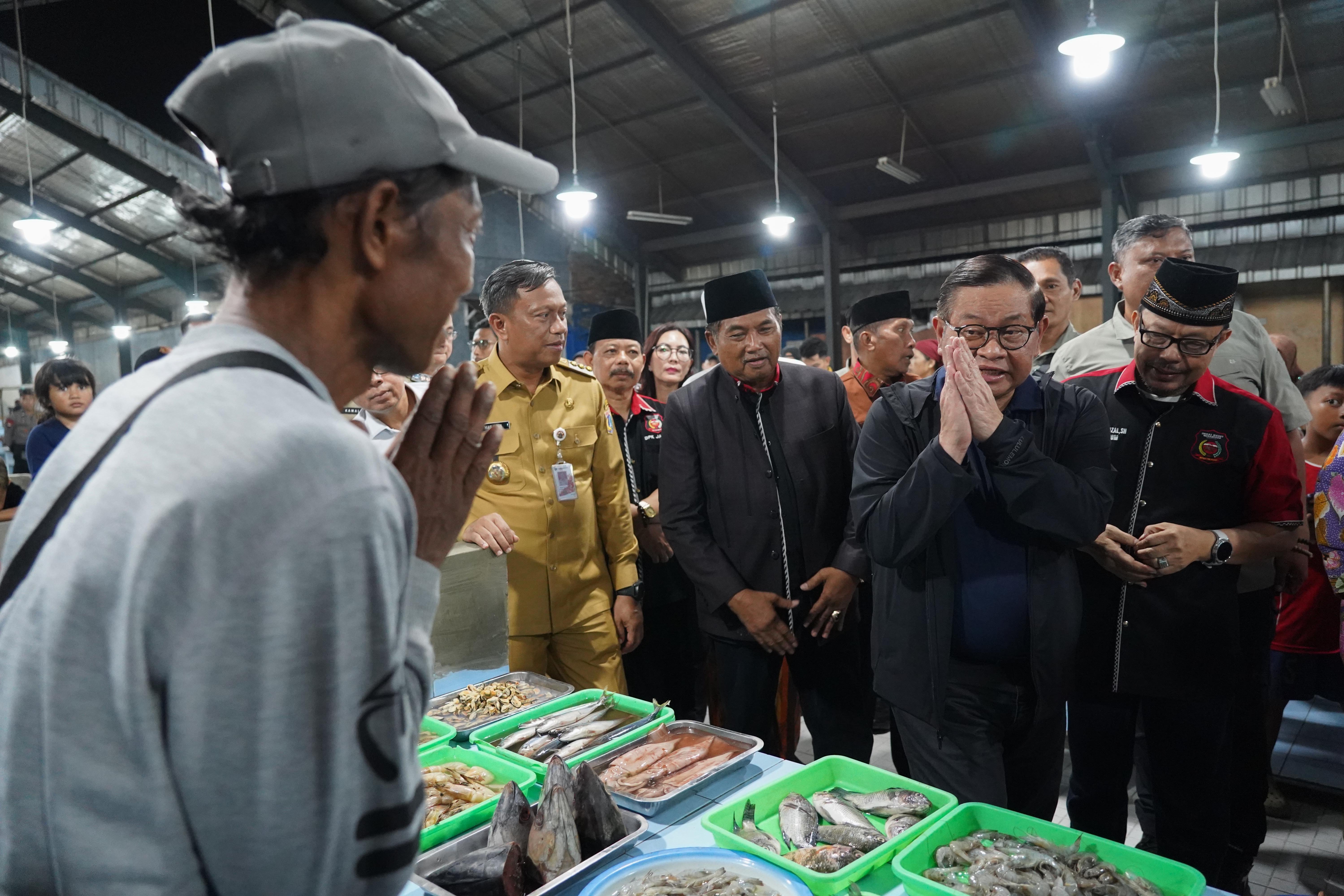 Gubernur Jakarta Pramono Anung (kedua kanan) berdialog dengan pedagang ikan yang direlokasi ke Lokasi Binaan (Lokbin) Pasar Ikan, Kramat Jati, Jakarta Timur, Selasa (1/9/2026). Pemprov DKI Jakarta merelokasi 614 pedagang yang berjualan di area jalan sekitar Pasar Kramat Jati ke lokasi binaan yang berada di samping Mal Lippo Plaza guna menata kawasan tersebut agar menjadi lebih rapi dan mengembalikan fungsi jalan serta trotoar untuk pejalan kaki.