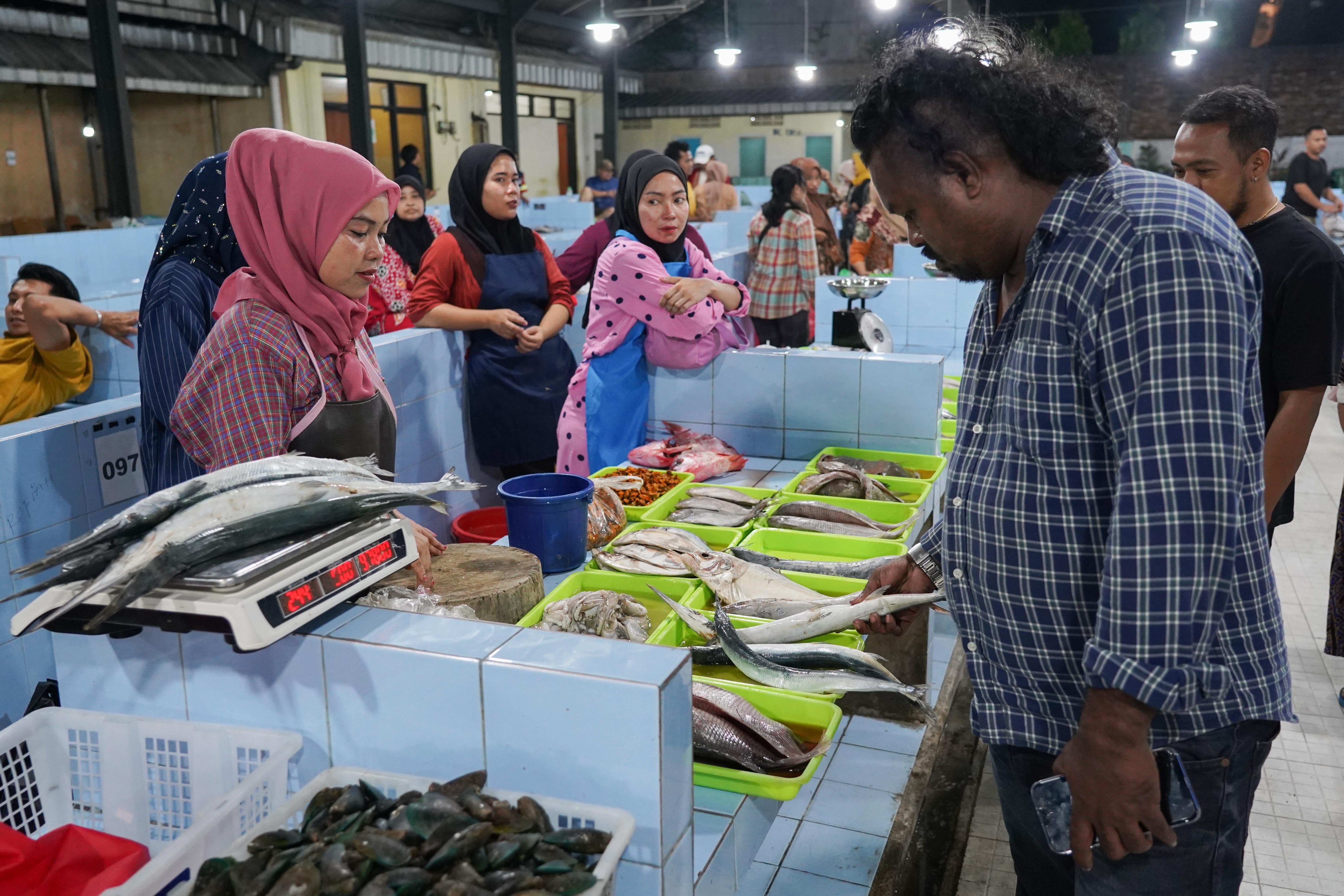 Calon pembeli memilih ikan yang dijual pedagang di Lokasi Binaan (Lokbin) Pasar Ikan, Kramat Jati, Jakarta Timur, Selasa (1/9/2026). Pemprov DKI Jakarta merelokasi 614 pedagang yang berjualan di area jalan sekitar Pasar Kramat Jati ke lokasi binaan yang berada di samping Mal Lippo Plaza guna menata kawasan tersebut agar menjadi lebih rapi dan mengembalikan fungsi jalan serta trotoar untuk pejalan kaki.