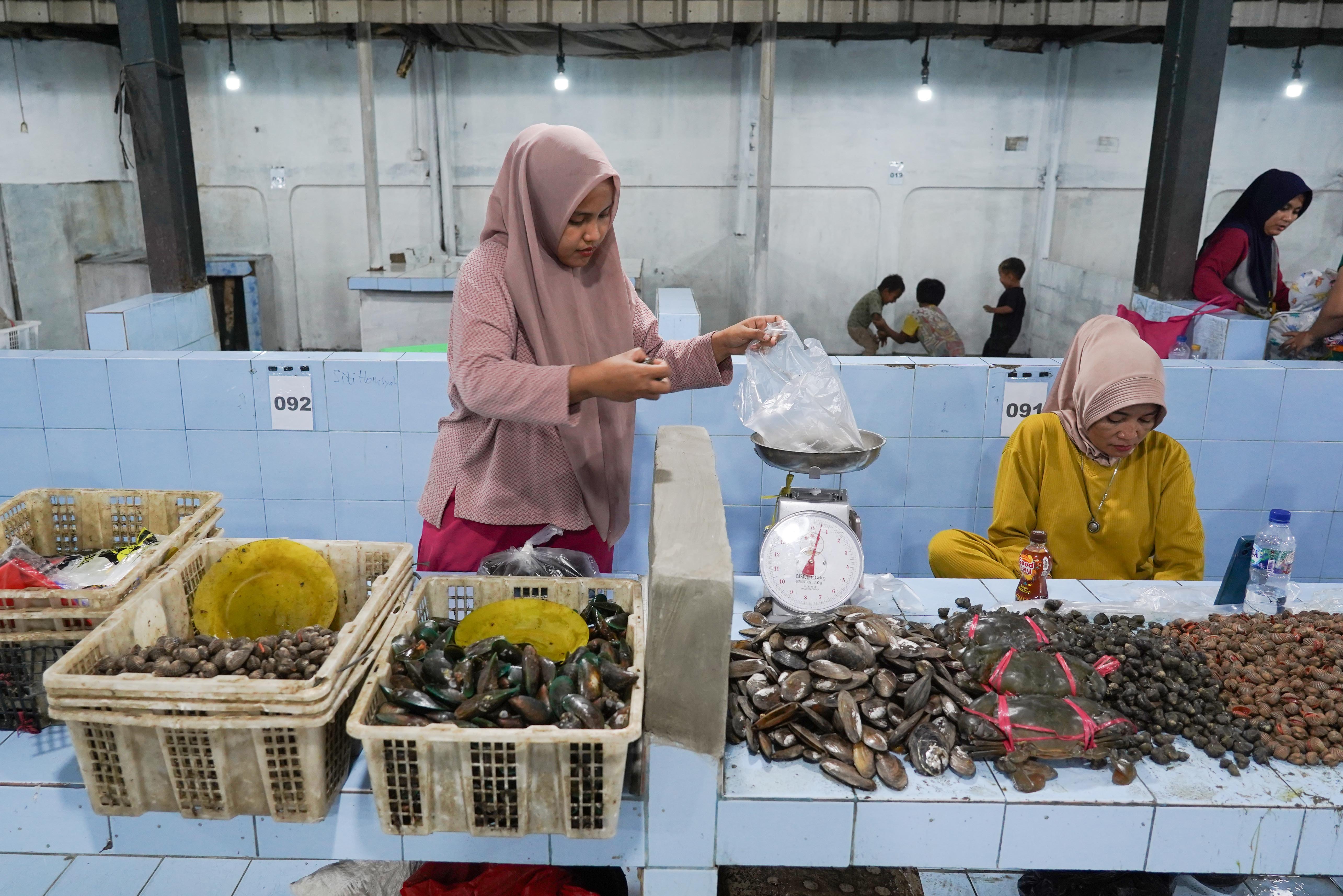 Pedagang menyiapkan kerang yang dijual di Lokasi Binaan (Lokbin) Pasar Ikan, Kramat Jati, Jakarta Timur, Selasa (1/9/2026). Pemprov DKI Jakarta merelokasi 614 pedagang yang berjualan di area jalan sekitar Pasar Kramat Jati ke lokasi binaan yang berada di samping Mal Lippo Plaza guna menata kawasan tersebut agar menjadi lebih rapi dan mengembalikan fungsi jalan serta trotoar untuk pejalan kaki.