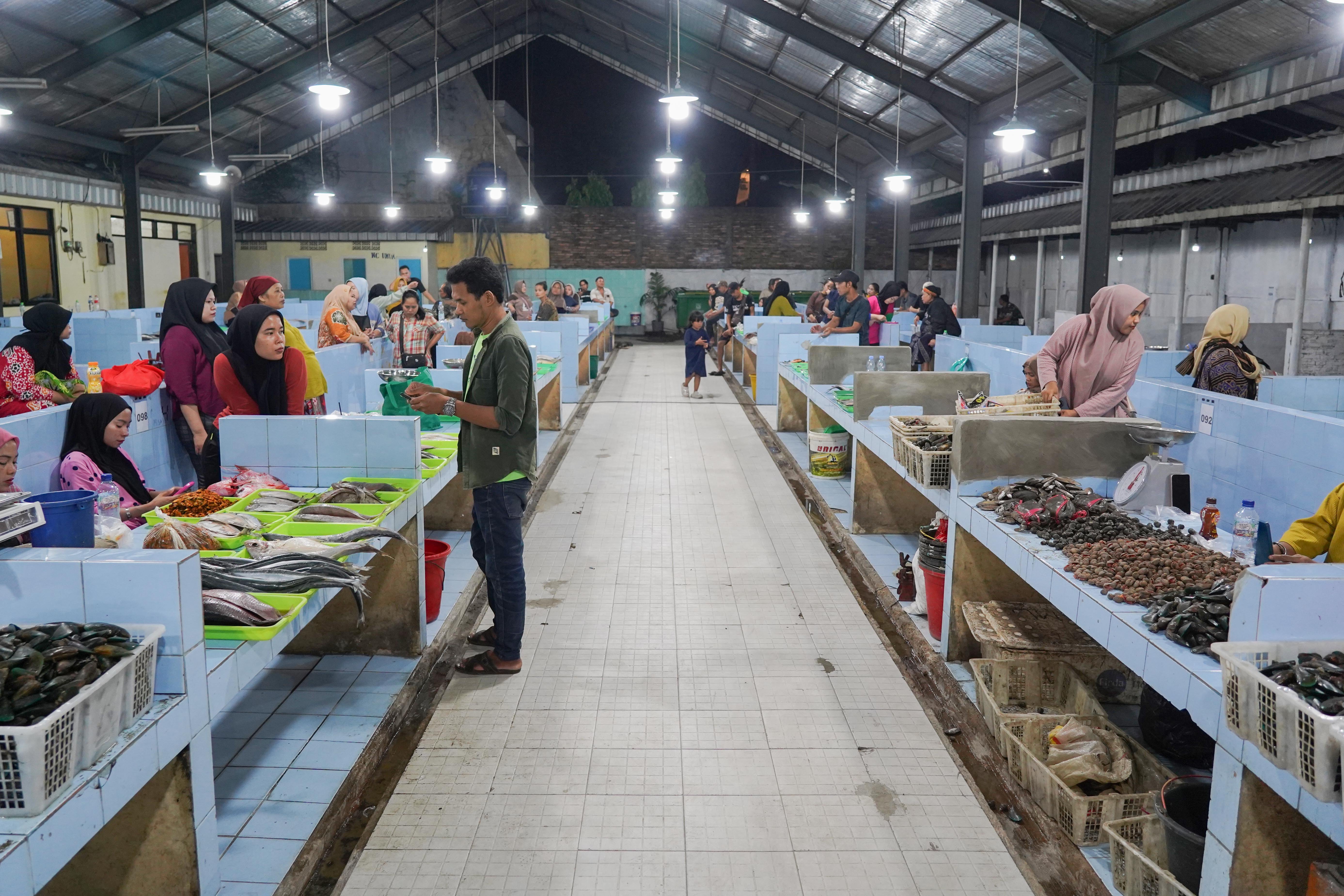 Suasana Lokasi Binaan (Lokbin) Pasar Ikan, Kramat Jati, Jakarta Timur, Selasa (1/9/2026). Pemprov DKI Jakarta merelokasi 614 pedagang yang berjualan di area jalan sekitar Pasar Kramat Jati ke lokbin yang berada di samping Mal Lippo Plaza guna menata kawasan tersebut agar menjadi lebih rapi dan mengembalikan fungsi jalan serta trotoar untuk pejalan kaki.