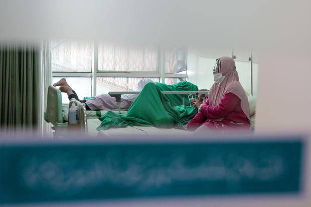 Santriwati Pondok Pesantren Manbaul Hikam yang mengalami keracunan makanan mendapatkan perawatan di Rumah Sakit Islam Siti Hajar, Sidoarjo, Jawa Timur, Kamis (3/9/2026). Pemerintah Provinsi Jawa Timur menegaskan dan memastikan seluruh korban terdampak yang dirawat di rumah sakit milik pemerintah maupun swasta, ditanggung sepenuhnya oleh pemerintah daerah.