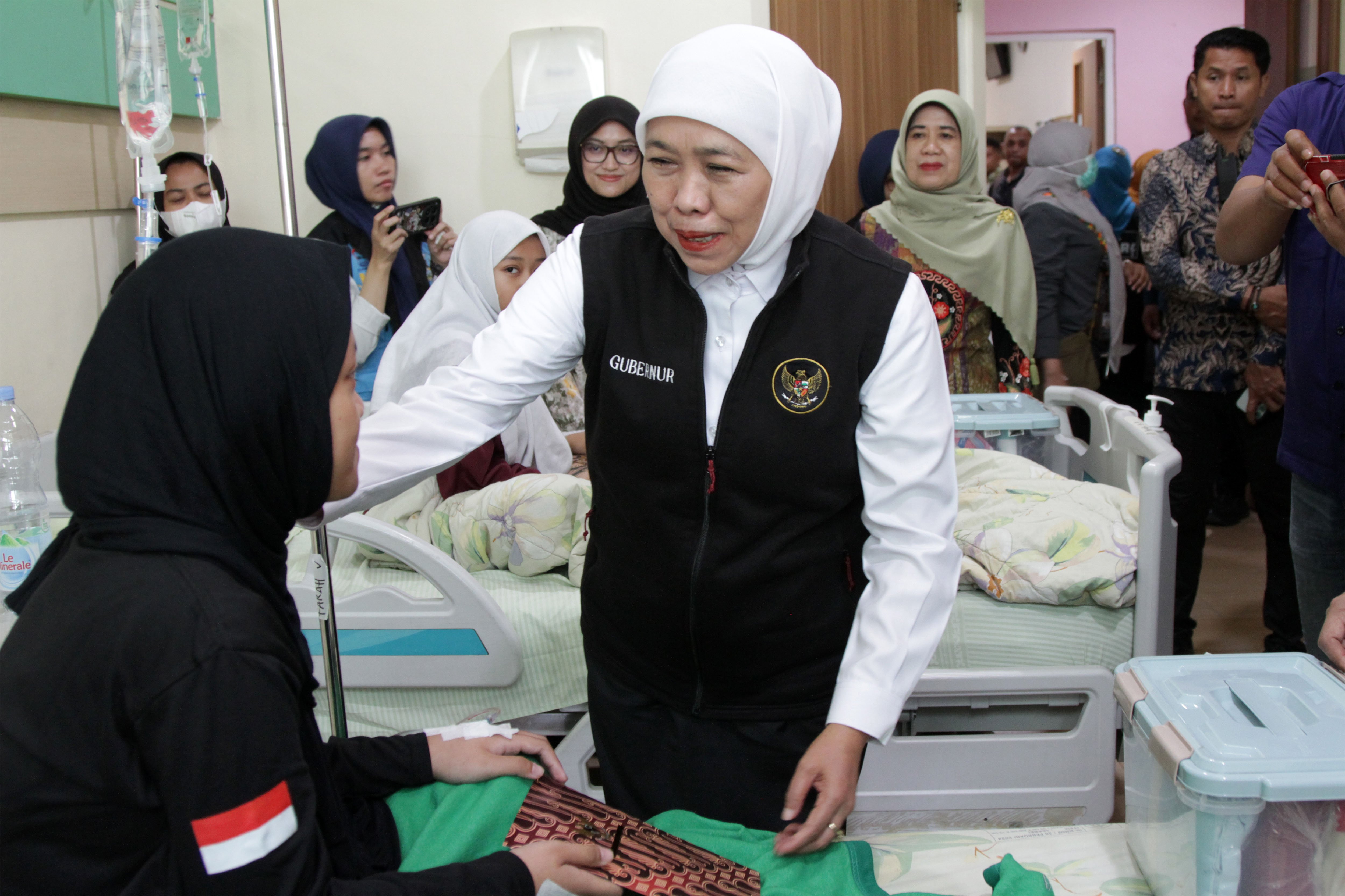 Gubernur Jawa Timur Khofifah Indar Parawansa menjenguk santriwati Pondok Pesantren Manbaul Hikam yang mengalami keracunan makanan dan sedang menjalani perawatan di Rumah Sakit Islam Siti Hajar, Sidoarjo, Jawa Timur, Kamis (3/9/2026). Pemerintah Provinsi Jawa Timur menegaskan dan memastikan seluruh korban terdampak yang dirawat di rumah sakit milik pemerintah maupun swasta, ditanggung sepenuhnya oleh pemerintah daerah.