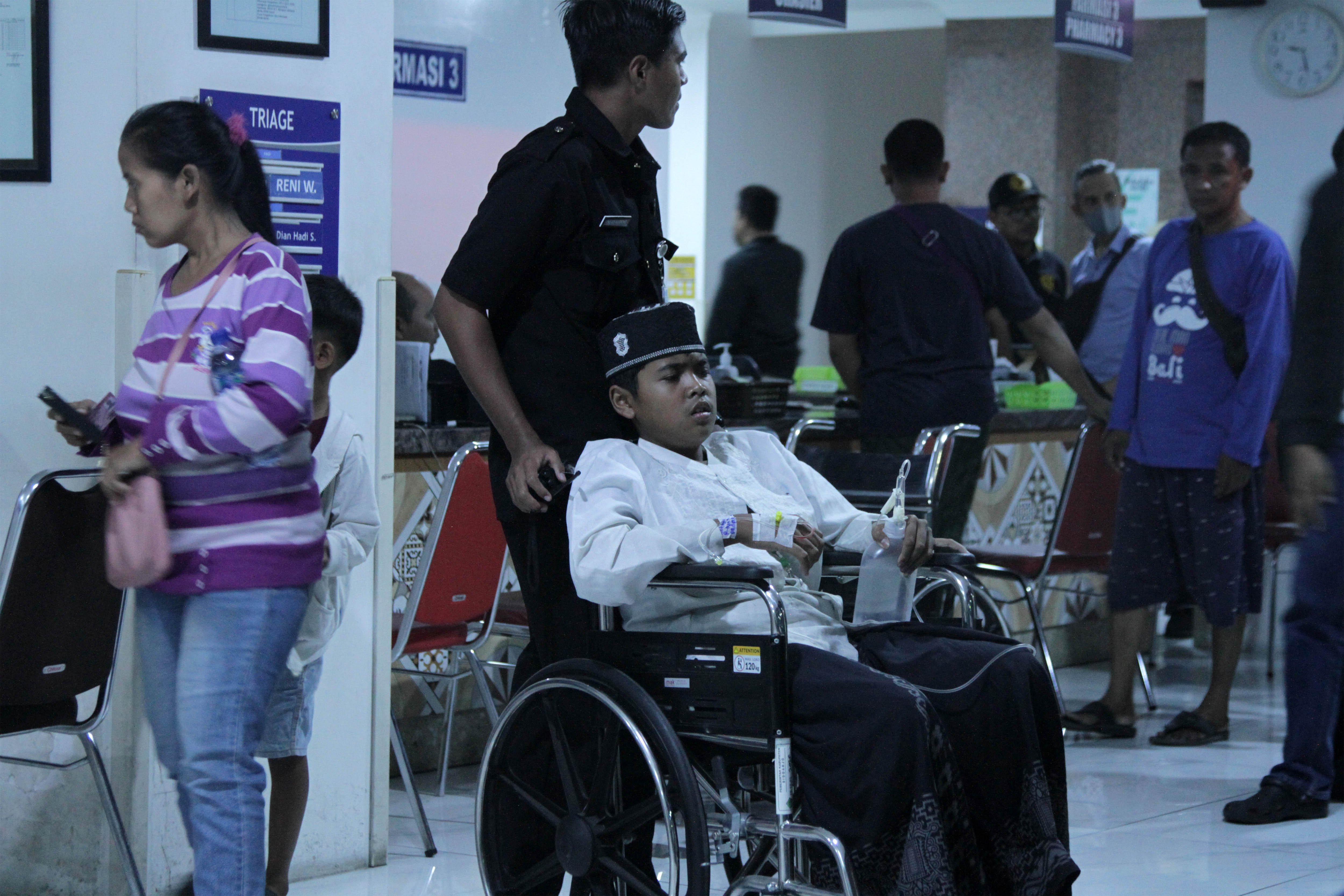 Santri Pondok Pesantren Manbaul Hikam yang diduga mengalami keracunan makanan mendapatkan perawatan saat tiba di RSUD R.T. Notopuro Sidoarjo, Jawa Timur, Selasa (1/9/2026). Bupati Sidoarjo Subandi memastikan seluruh santri dan santriwati tersebut telah tertangani dan pihaknya bergerak cepat dalam menangani kejadian itu serta mengimbau para orang tua santri agar tidak panik. 