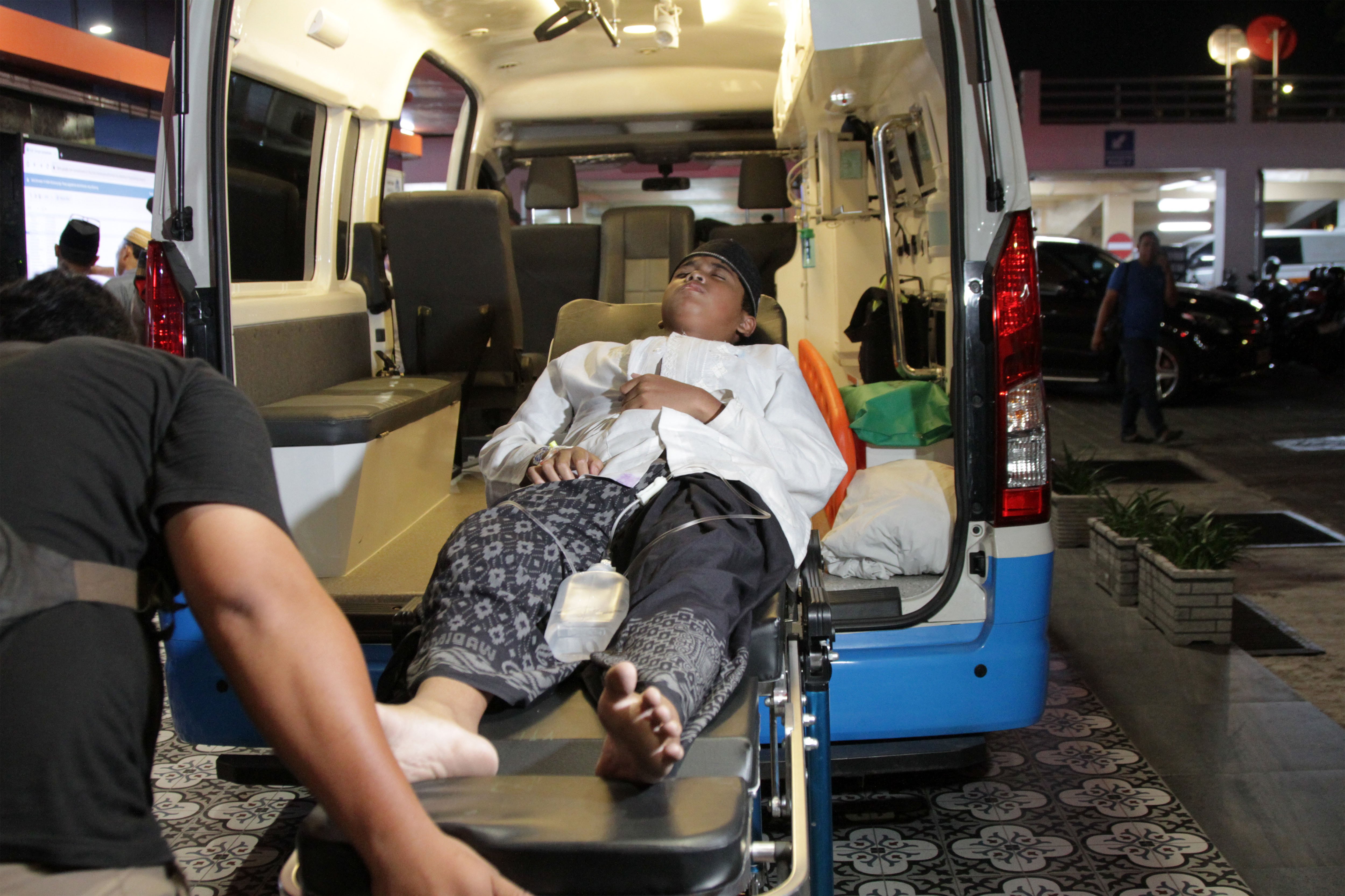 Santri Pondok Pesantren Manbaul Hikam yang diduga mengalami keracunan makanan mendapatkan perawatan saat tiba di RSUD R.T. Notopuro Sidoarjo, Jawa Timur, Selasa (1/9/2026). Bupati Sidoarjo Subandi memastikan seluruh santri dan santriwati tersebut telah tertangani dan pihaknya bergerak cepat dalam menangani kejadian itu serta mengimbau para orang tua santri agar tidak panik. 