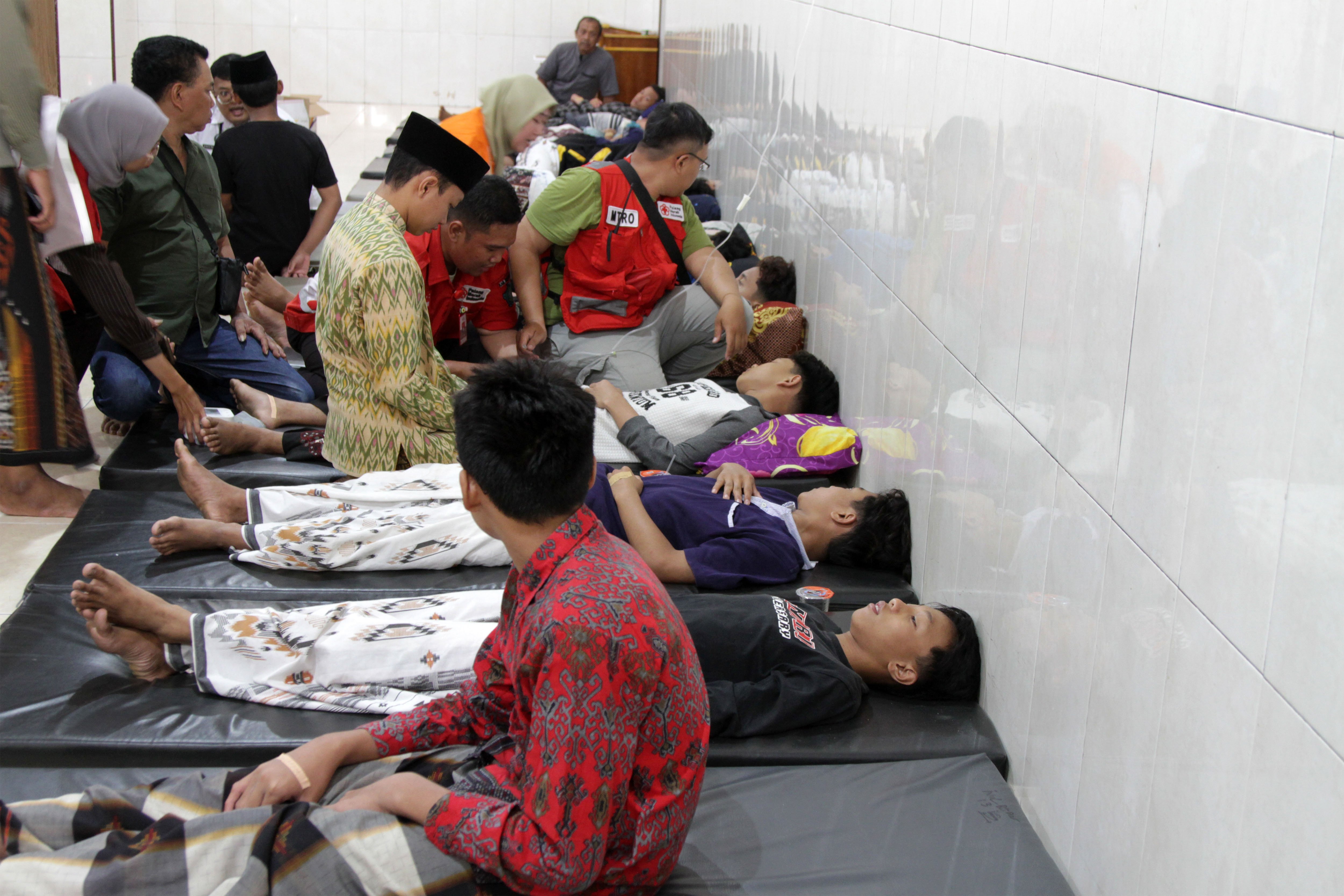 Santri yang diduga mengalami keracunan makanan mendapatkan perawatan medis di Pondok Pesantren Manbaul Hikam, Tanggulangin, Sidoarjo, Jawa Timur, Rabu (2/9/2026). Pemerintah Provinsi Jawa Timur menegaskan saat ini seluruh pihak terkait fokus memastikan seluruh korban mendapatkan penanganan dengan baik oleh rumah sakit dan tenaga medis. 