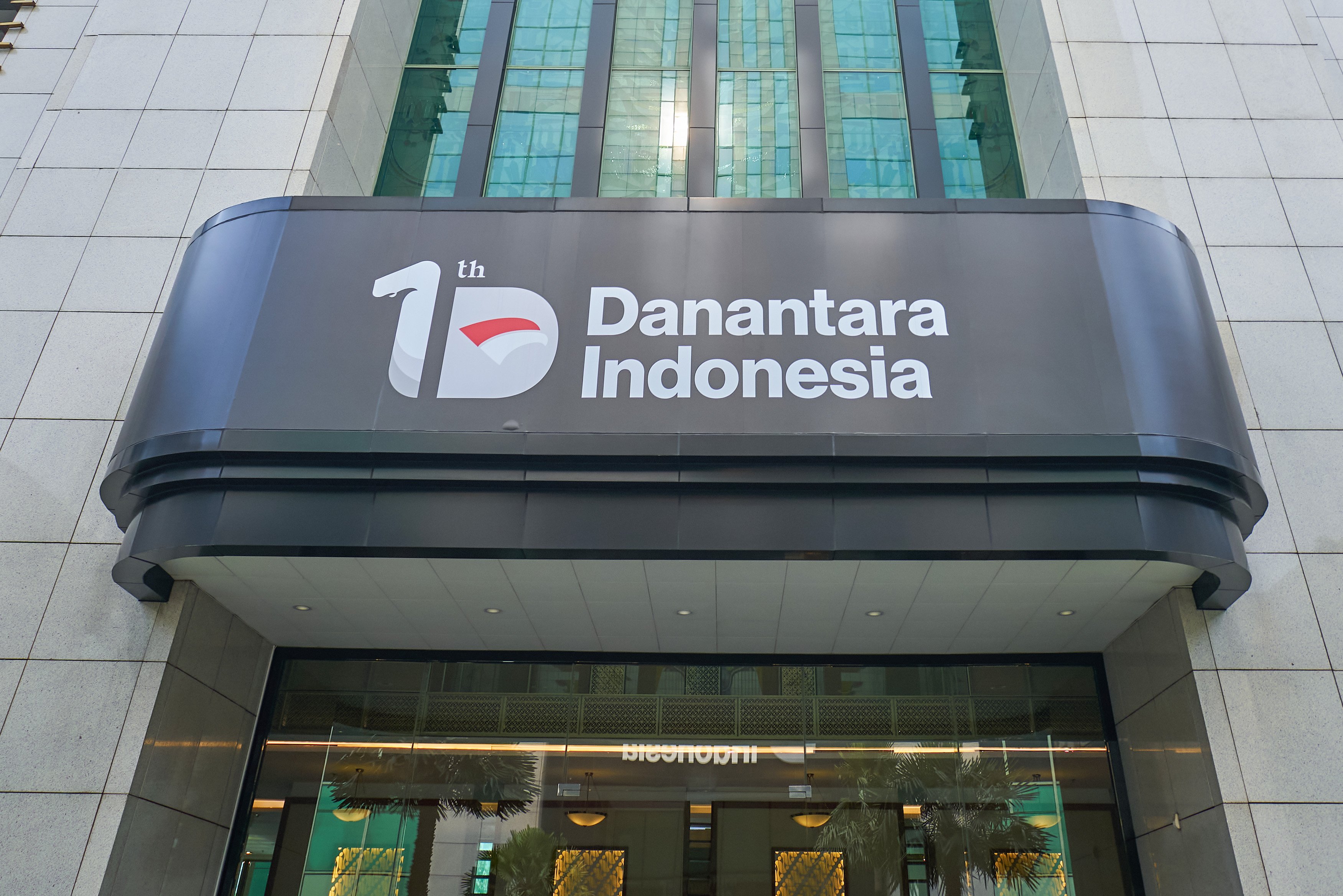 Ilustrasi logo Danantara dan gedung Danantara Indonesia
