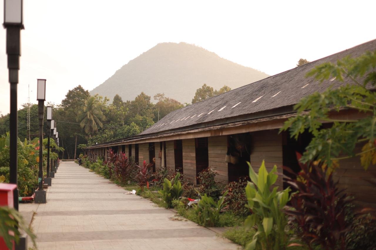 Pemandangan Rumah Betang, di Desa Ensaid Panjang, Sintang, Kalimantan Barat (25/6). Rumah komunal tradisional Dayak ini adalah yang satu-satunya yang masih berdiri di Ensaid Panjang.