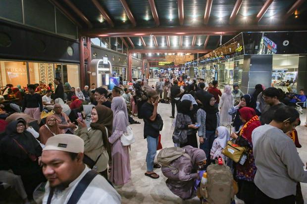 Calon penumpang berada di Terminal 2 keberangkatan Bandara Soekarno Hatta, Tangerang, Banten, Minggu (6/9/2026). Berdasarkan Notice To Airmen atau NOTAM yang dikeluarkan AirNav Indonesia, Bandara Soekarno Hatta ditutup sementara untuk seluruh aktifitas penerbangan karena adanya indikasi sebaran abu vulkanik dari Gunung Anak Krakatau.