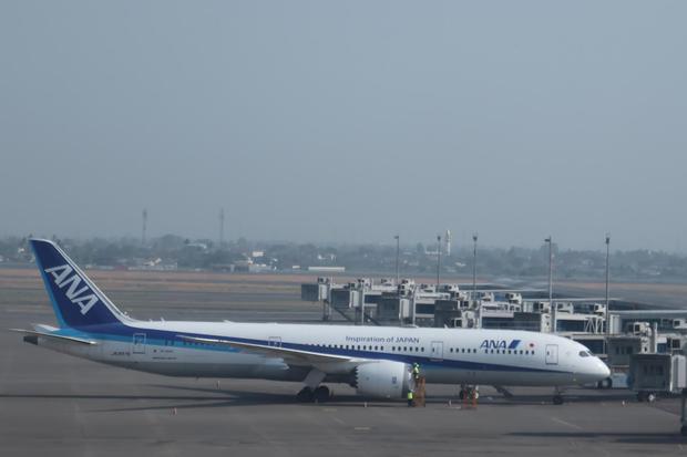 Petugas darat melakukan penutupan mesin pesawat yang terparkir dengan menggunakan bahan khusus di apron Terminal 3 Bandara Soekarno Hatta, Tangerang, Banten, Minggu (6/9/2026). Penutupan mesin pesawat dilakukan untuk mencegah masuknya sebaran abu vulkanik dari Gunung Anak Krakatau yang mengguyur Bandara Soekarno Hatta.