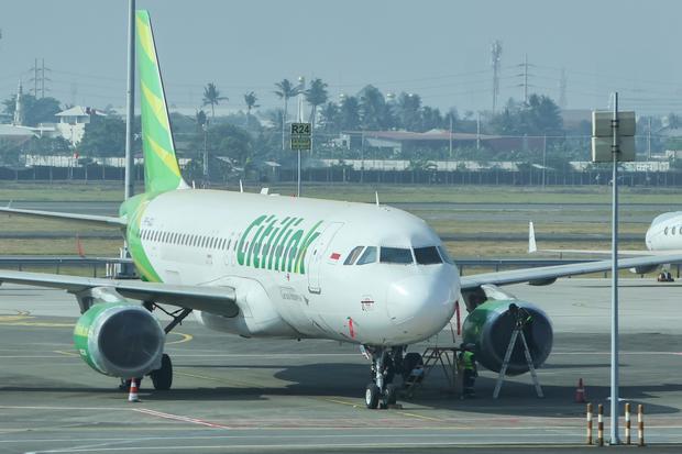 Petugas darat melakukan penutupan mesin pesawat yang terparkir dengan menggunakan bahan khusus di apron Terminal 1 C Bandara Soekarno Hatta, Tangerang, Banten, Minggu (6/9/2026). Penutupan mesin pesawat dilakukan untuk mencegah masuknya sebaran abu vulkanik dari Gunung Anak Krakatau yang mengguyur Bandara Soekarno Hatta.