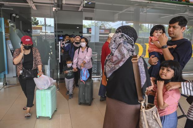 Calon penumpang keluar dari area keberangkatan Bandara Halim Perdanakusuma, Jakarta, Minggu (6/9/2026). Bandara Halim Perdanakusuma menutup sementara aktivitas penerbangan akibat adanya sebaran abu vulkanik dari Gunung Anak Krakatau.