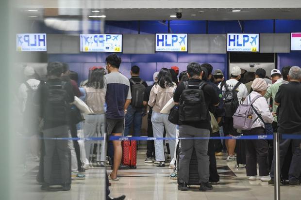 Calon penumpang mengantre di konter lapor diri Bandara Halim Perdanakusuma, Jakarta, Minggu (6/9/2026). Bandara Halim Perdanakusuma menutup sementara aktivitas penerbangan akibat adanya sebaran abu vulkanik dari Gunung Anak Krakatau.