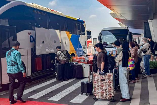Sejumlah calon penumpang pesawat udara bersiap menaiki bus yang akan membawanya ke hotel di Terminal 3 Bandara Internasional Soekarno Hatta, Tangerang, Banten, Minggu (6/9/2026). PT Angkasa Pura Indonesia atau Injourney Airpots menyediakan dan memfasilitasi bus gratis untuk calon penumpang pesawat udara yang terdampak penutupan bandara menuju hotel.