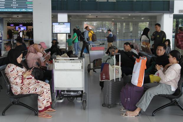 Calon penumpang menunggu jadwal penerbangan di Terminal 1 Bandara Internasional Juanda Surabaya di Sidoarjo, Jawa Timur, Minggu (6/9/2026). Pengelola Bandara Internasional Juanda menyatakan sebanyak 42 penerbangan di Bandara Internasional Juanda dibatalkan akibat aktivitas erupsi Gunung Anak Gunung Krakatau.