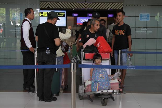 Calon penumpang berjalan keluar di Terminal 1 Bandara Internasional Juanda Surabaya di Sidoarjo, Jawa Timur, Minggu (6/9/2026). Pengelola Bandara Internasional Juanda menyatakan sebanyak 42 penerbangan di Bandara Internasional Juanda dibatalkan akibat aktivitas erupsi Gunung Anak Gunung Krakatau.