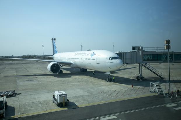 Pesawat udara Garuda Indonesia dengan kode penerbangan GA 983 mendarat di Bandara Kertajati, Majalengka, Jawa Barat, Minggu (6/9/2026). Dua pesawat udara dari maskapai Garuda Indonesia dengan kode penerbangan GA 961 rute Madinah - CGK dan GA 983 Rute Jeddah- CKG mengalihkan pendaratannya ke Bandara Kertajati akibat erupsi Gunung Anak Krakatau.