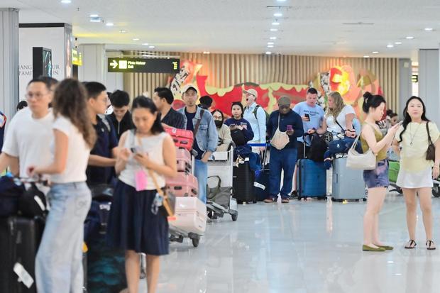 Sejumlah calon penumpang dari penerbangan terdampak antre untuk mendapatkan layanan petugas di area Terminal Domestik Bandara Internasional I Gusti Ngurah Rai, Badung, Bali, Minggu (6/9/2026). Pengelola Bandara Bali mencatat hingga Minggu sore terdapat 42 penerbangan yang mengalami pembatalan dan penyesuaian jadwal akibat dampak dari peningkatan aktivitas vulkanik Gunung Anak Krakatau.