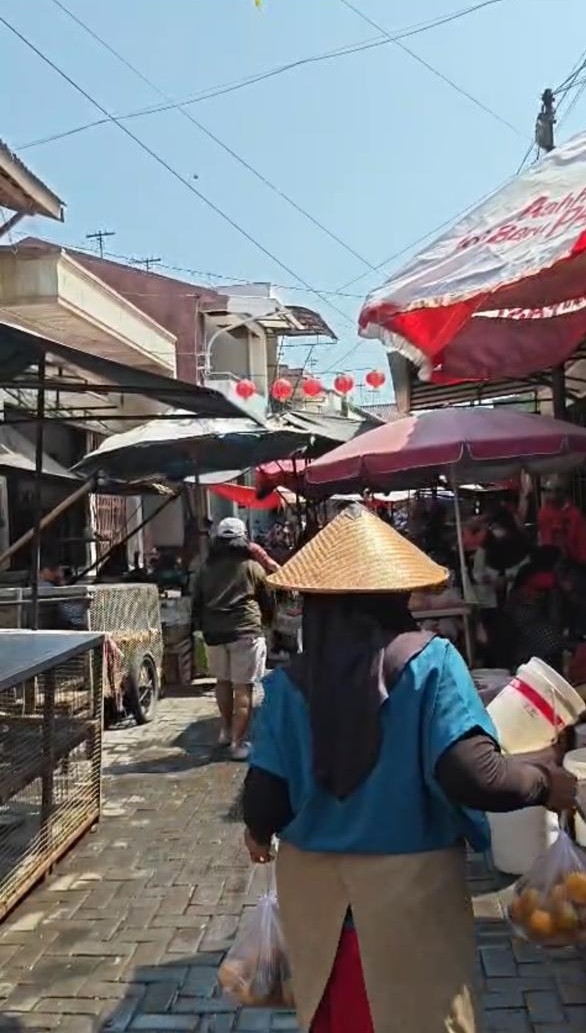Mbok Kari saat menjajakan dagangan penjual di Pasar Gang Baru, kawasan Pecinan, Semarang.