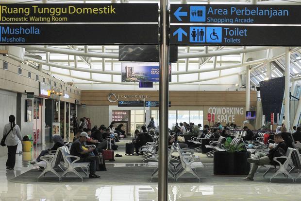 Sejumlah calon penumpang menunggu jadwal penerbangan di ruang tunggu Bandara El Tari Kupang, Kota Kupang, NTT, Senin (7/9/2026). PT Angkasa Pura Indonesia (Persero) Bandar Udara Internasional El Tari Kupang mencatat sampai dengan pukul 09.30 WITA, terdapat delapan pesawat dari empat maskapai membatalkan penerbangan dari Kupang tujuan Jakarta dan sebaliknya akibat erupsi Gunung Anak Krakatau.